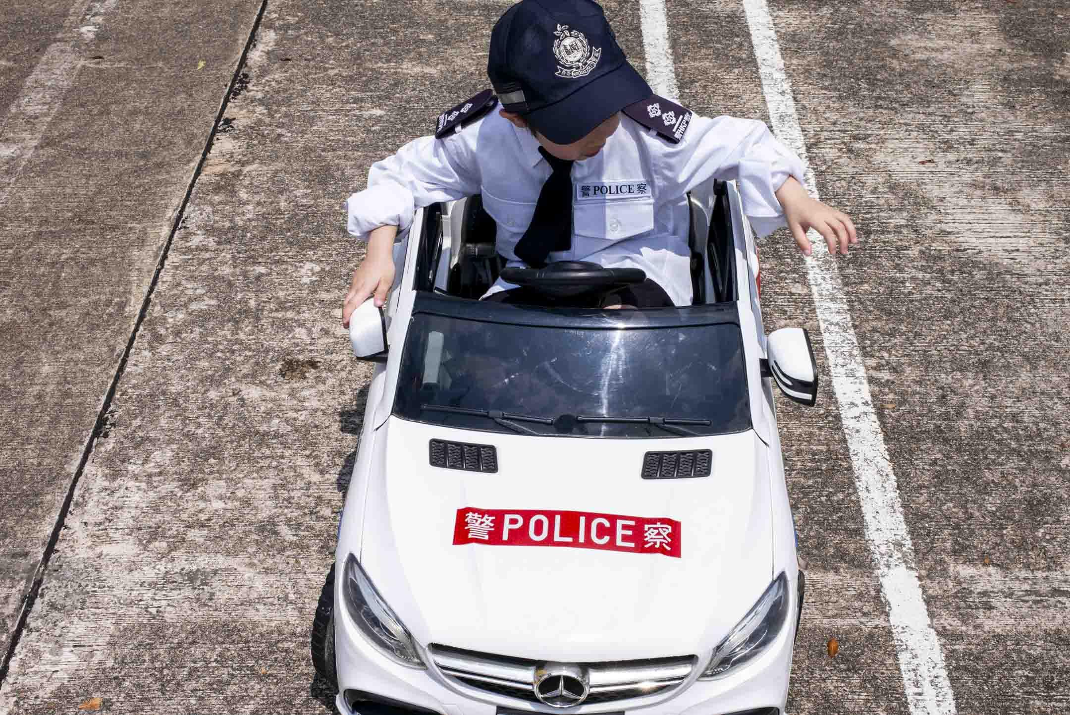 2024年4月14日,观塘区国家安全嘉年华在香港辅警总部举行,包括步操汇演、摊位游戏、表演及展览等活动。摄:林振东/端传媒