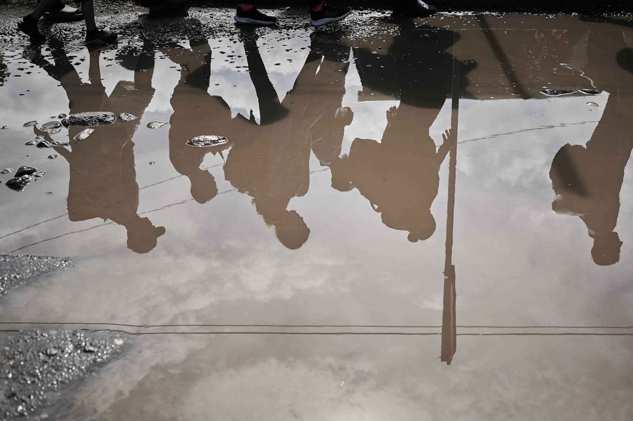 2023年10月30日,移民穿越墨西哥塔帕丘拉(Tapachula)。攝:Mahe Elipe/Bloomberg via Getty Images