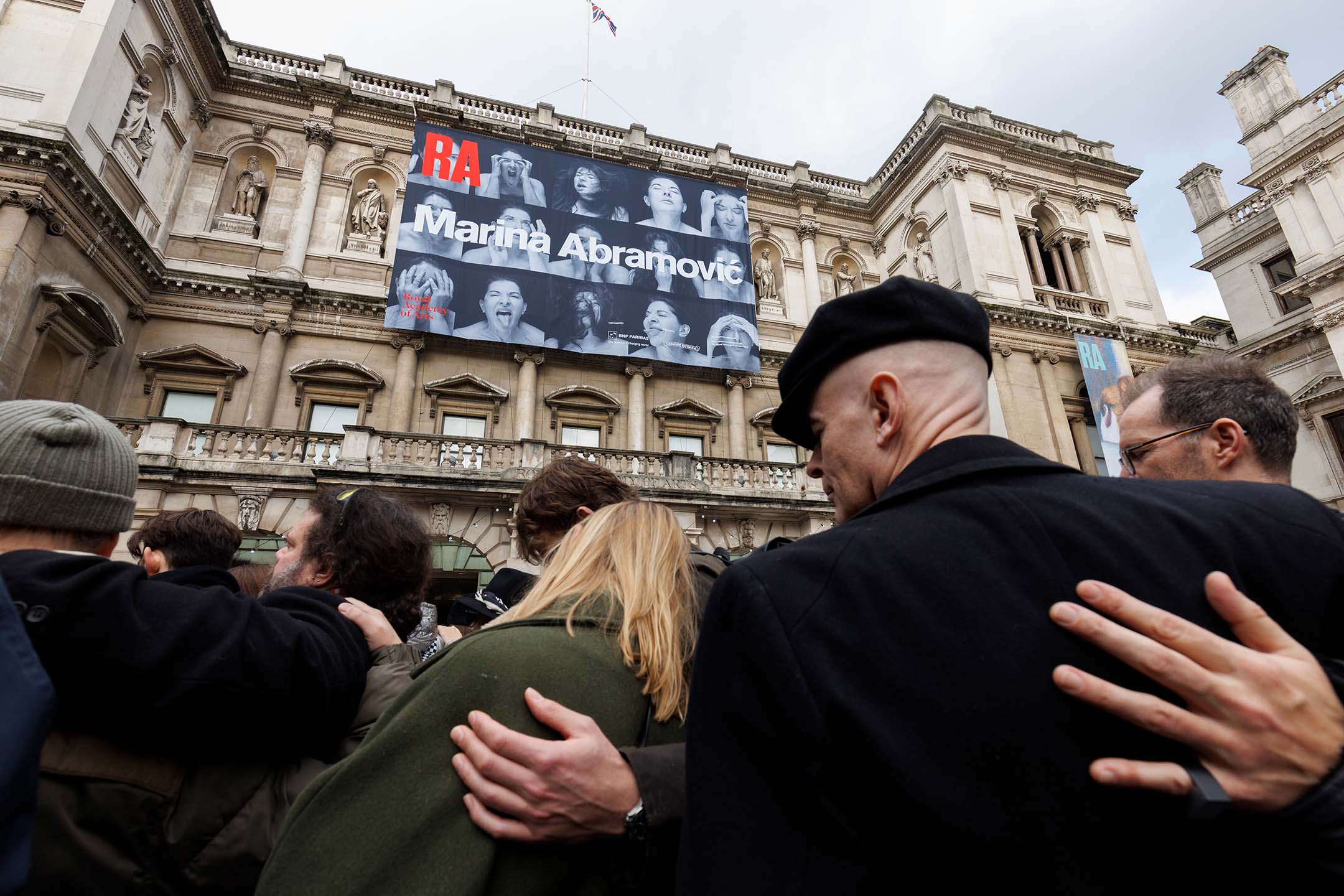 伦敦皇家艺术学院(Royal Academy of Arts) 举办了Marina Abramovic的大型回顾展,墙外挂有巨幅海报。摄: John Phillips/Getty Images for Royal Academy of Arts