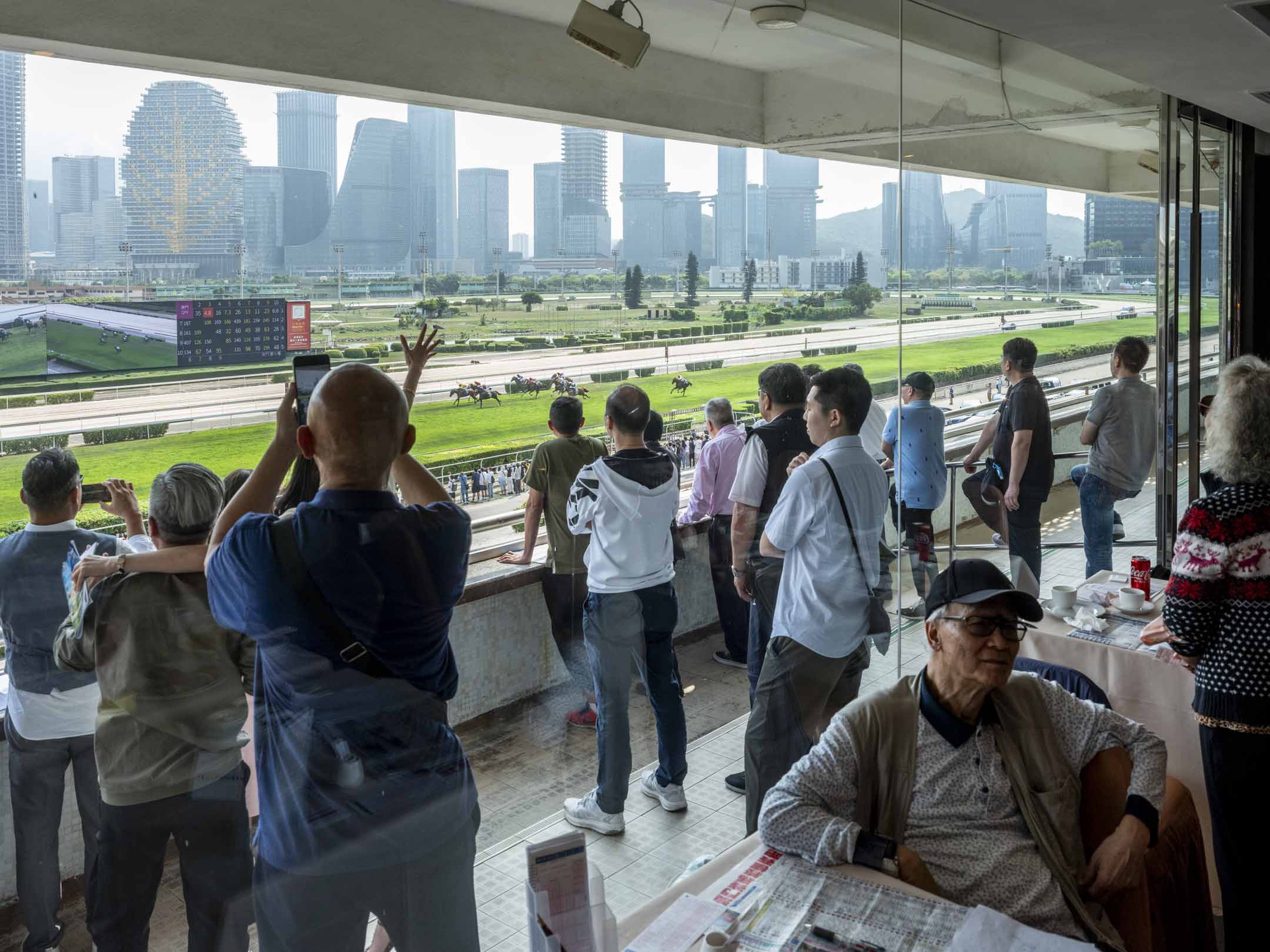 2024年3月30日,澳门赛马会最后一个的赛马日,会员席上的观赛情况。摄:林振东/端传媒