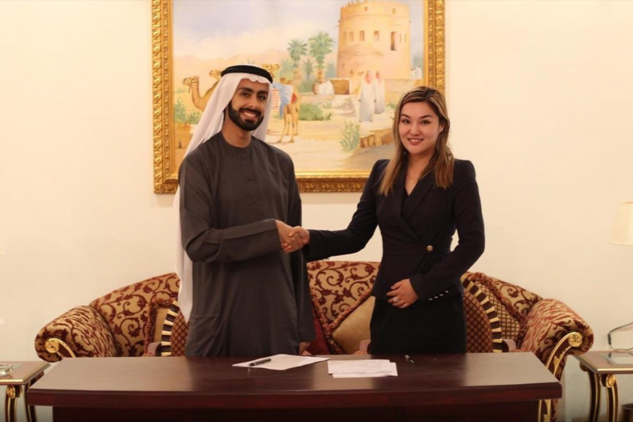 自稱是「杜拜王子」的阿里(Sheikh Ali Al Maktoum)(左)與辦公室副主席兼首席執行官麥懿睿(右)在杜拜簽署註冊家族辦公室文件。圖:家族辦公室