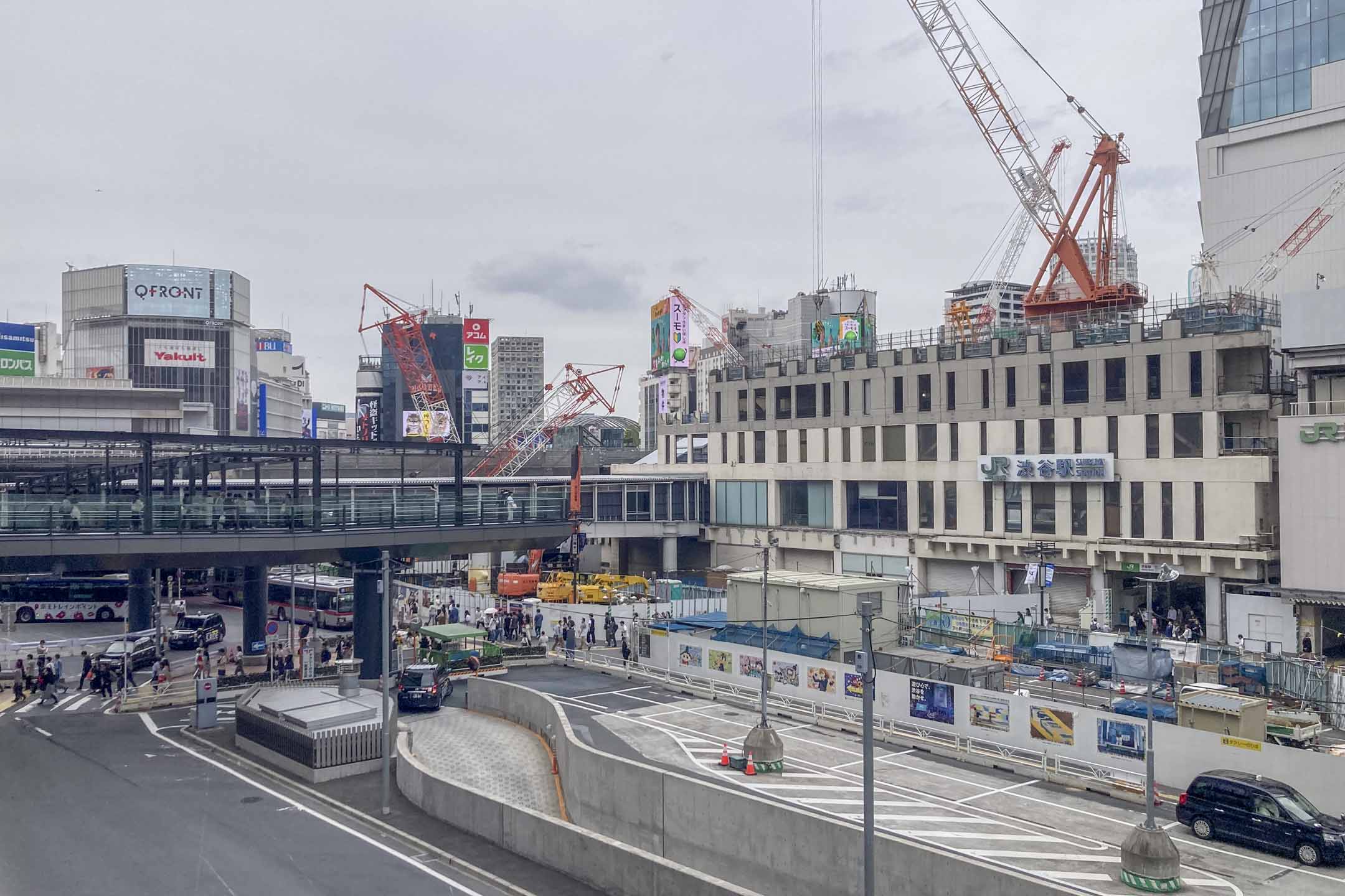澀谷改建計劃只是東京都此前面向奧運趁機升級的項目之一,事實上,整個都內到處動工,新型商場此起彼落,車站外圍被多棟巨型商場並以圓環形天橋串連。攝影:李照興