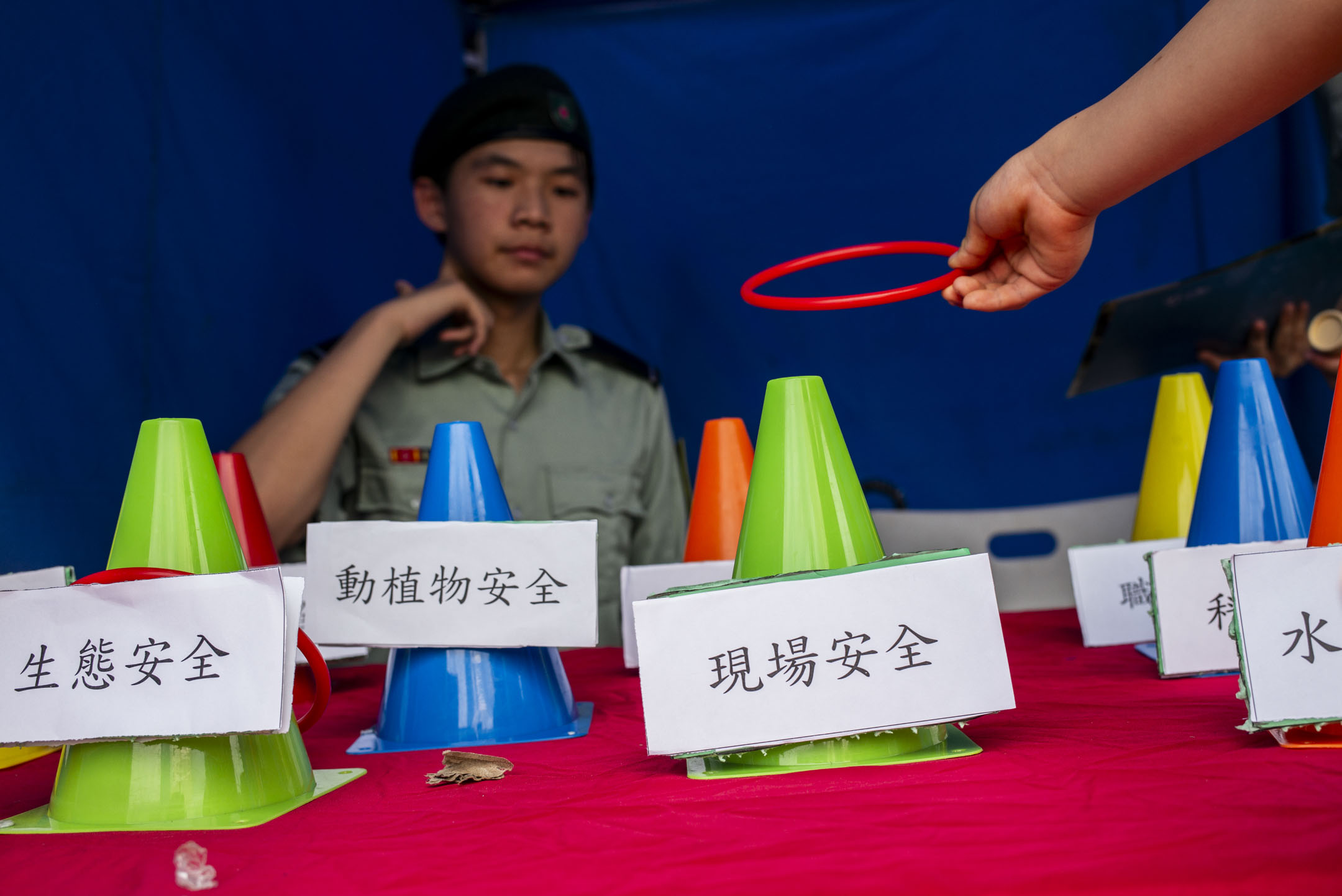 2024年4月14日,观塘区国家安全嘉年华在香港辅警总部举行,包括步操汇演、摊位游戏、表演及展览等活动。摄:林振东/端传媒
