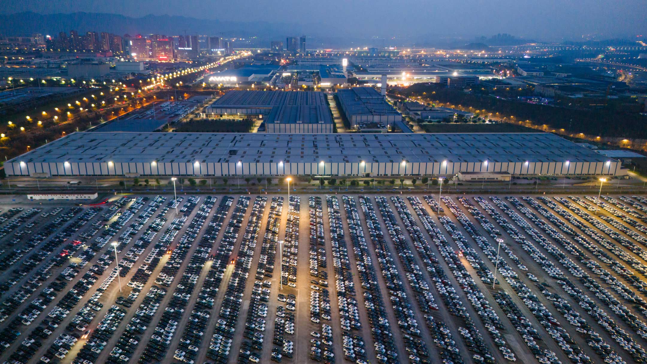 2024年3月11日,中国重庆,汽车配送中心摆放大量电动汽车。摄:Costfoto/NurPhoto via Getty Images