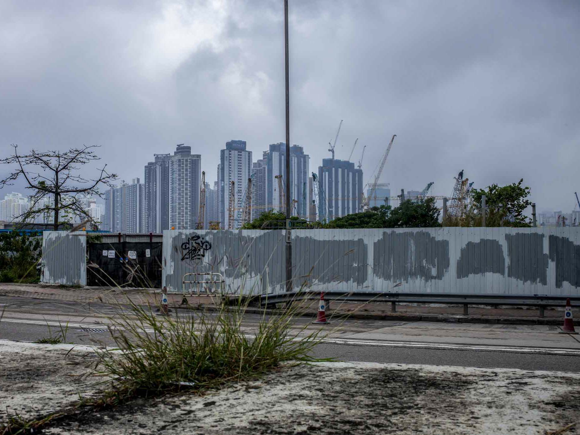 香港的一个工地围板,上面有被涂抹过的痕迹。摄:林振东/端传媒
