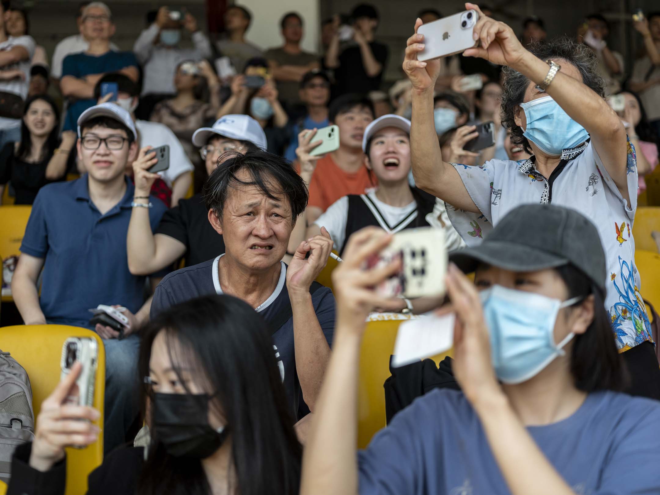 2024年3月30日,澳门赛马会最后一个的赛马日,观众席上有不少年轻人入场。摄:林振东/端传媒