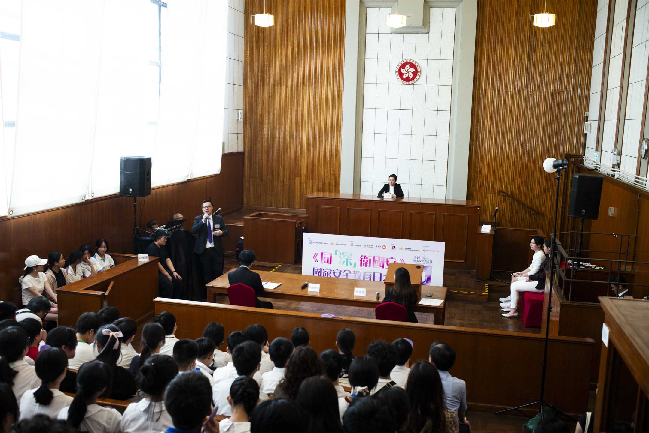 2024年4月15日,《同“深”卫国安》国家安全教育日2024在前北九龙裁判法院举行,期间有模拟法庭体验。摄:林振东/端传媒