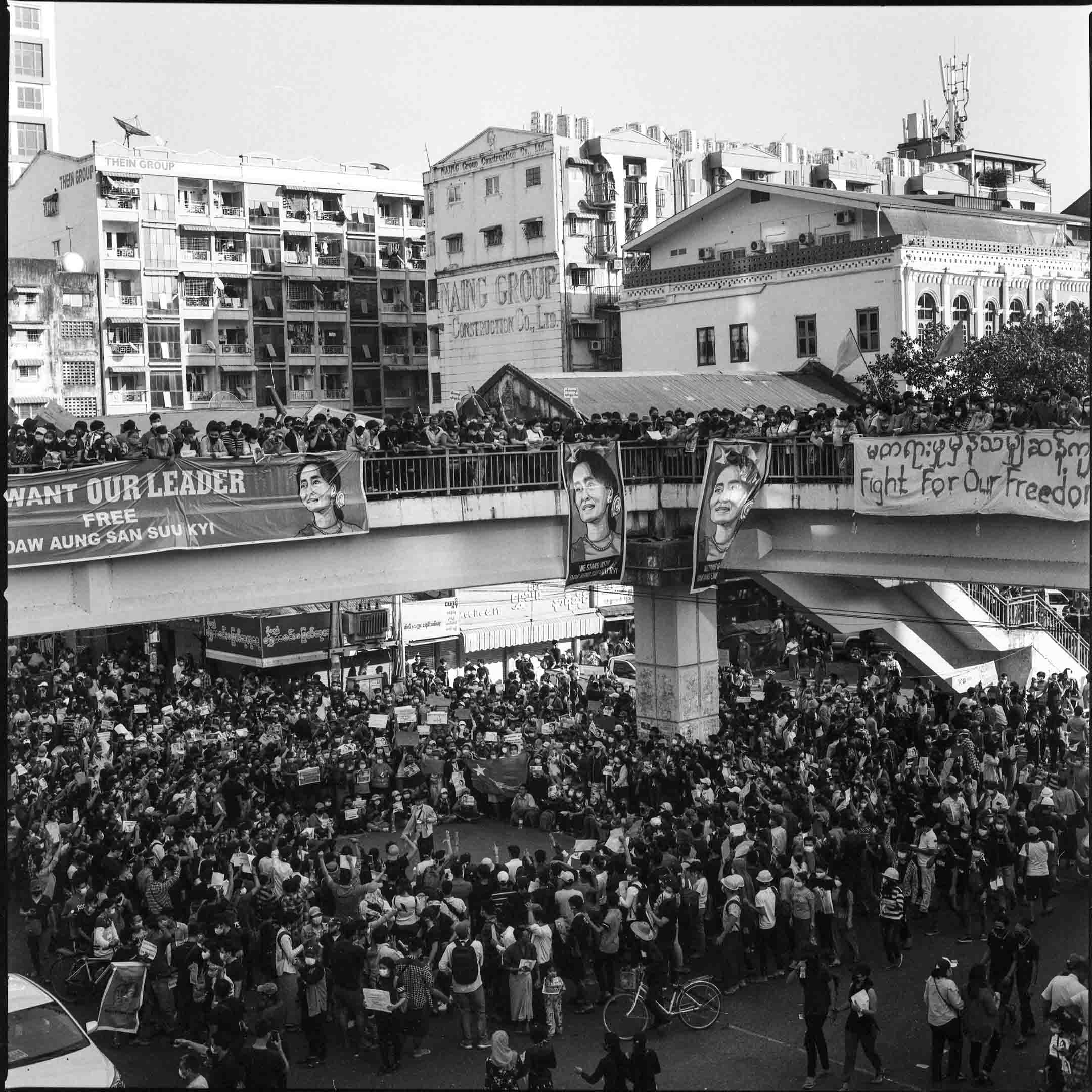 2021年2月7日,緬甸仰光,數千人聚集抗議軍事政變。攝:Ta Mwe, Sacca Photo, VII Foundation, Frontline Club, W. Eugene Smith Grant