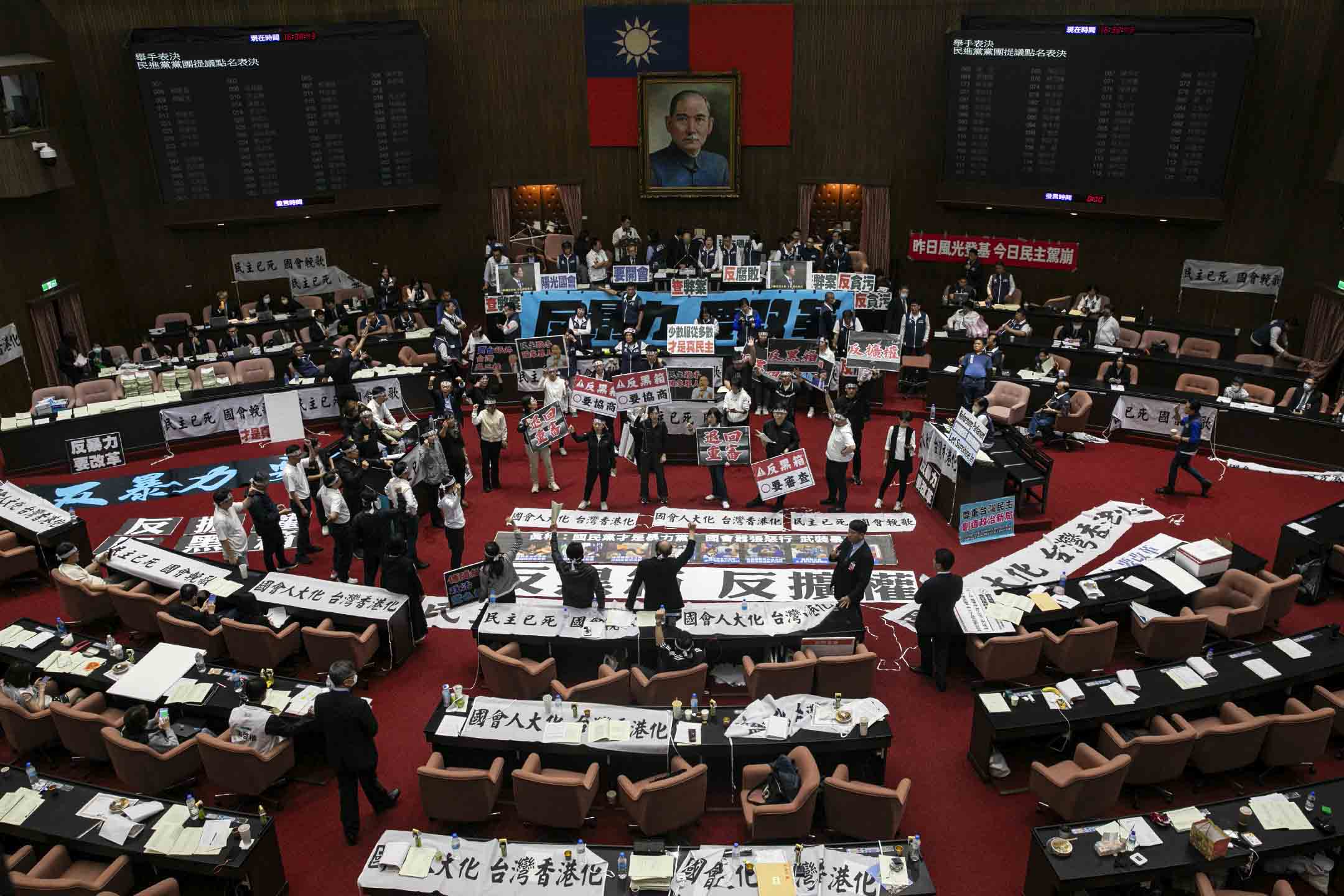 2024年5月17日, 立法院繼續處理藍白國會改革提案,就藐視國會罪與擴張人事同意權進行攻防。攝:陳焯煇/端傳媒