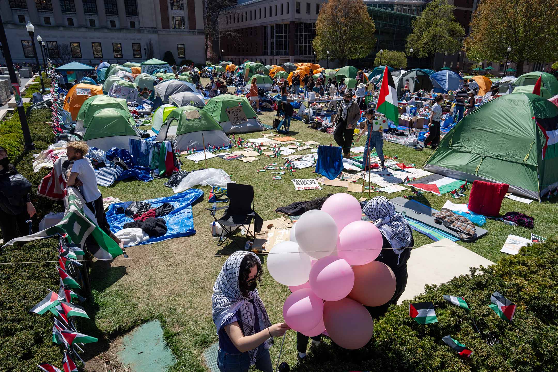 2024年4月22日,紐約,支持巴勒斯坦的示威者聚集在哥倫比亞大學校園的草坪上。攝:Spencer Platt/Getty Images