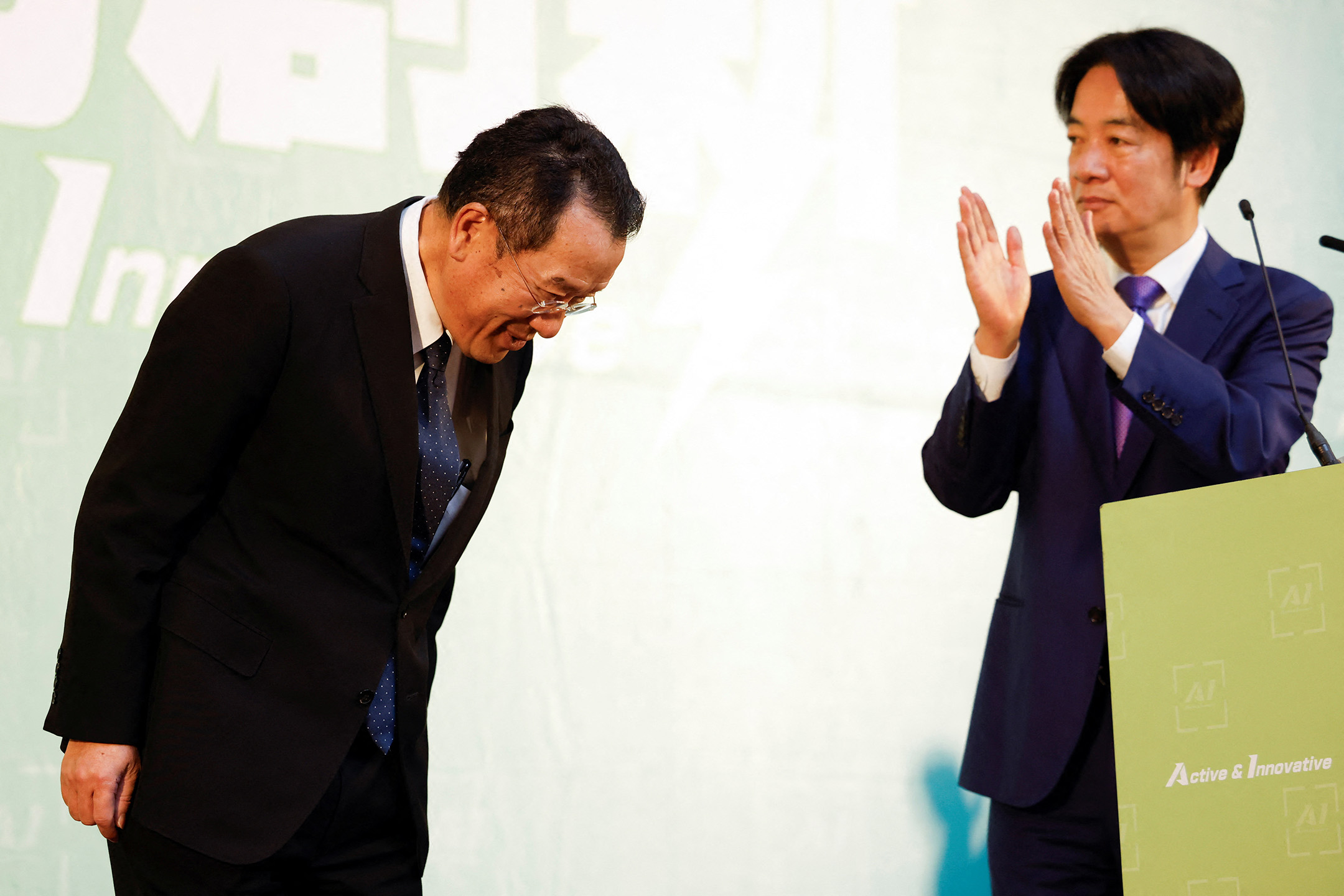 2024年4月24日,台湾候任总统赖清德与即将上任的国防部长顾立雄(左)。摄:Carlos Garcia Rawlins/Reuters/达志影像