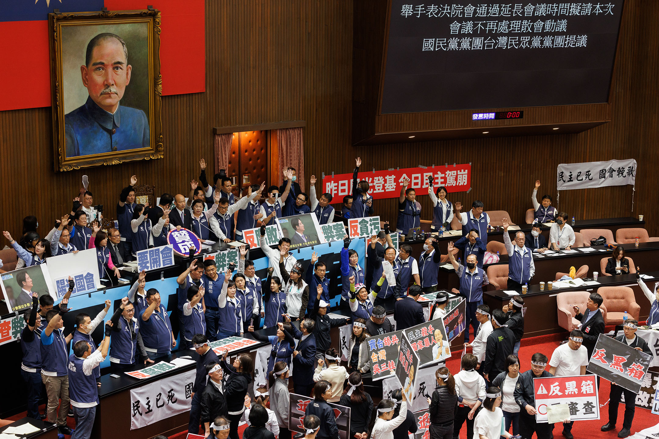 2024年5月21日,台北,立法院繼續處理藍白國會改革提案,國民黨立委舉手表決。攝:張國耀/端傳媒