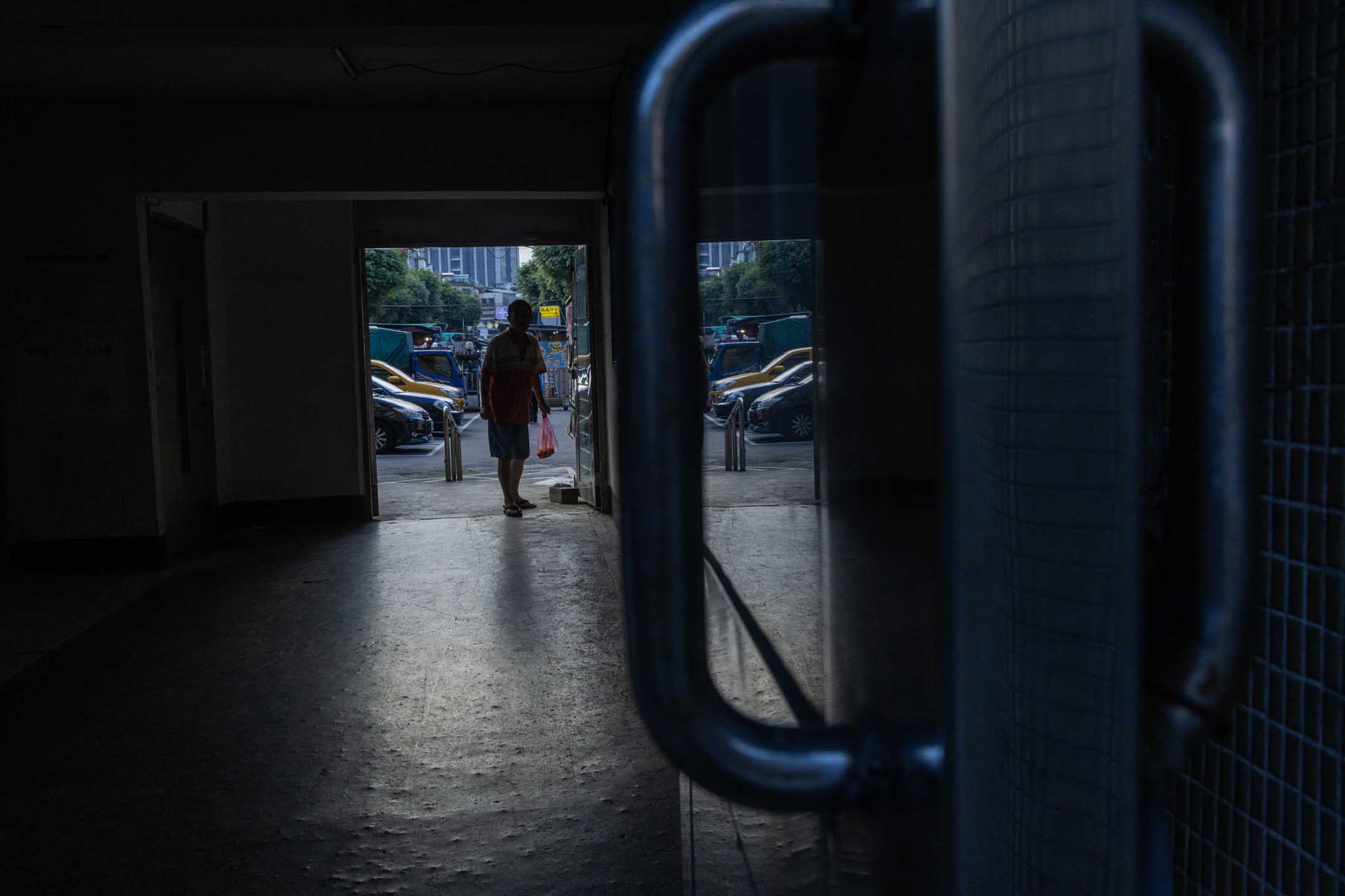 2024年5月27日，萬華，阿晴的哥哥所住的社區。攝：陳焯煇/端傳媒