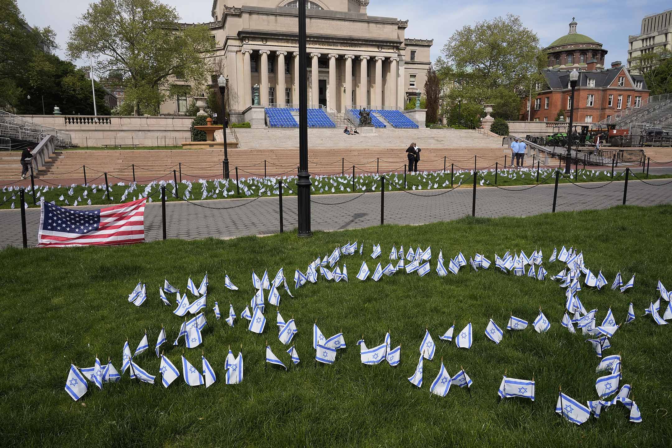 2024年4月30日,以色列國旗插在紐約市哥倫比亞大學校園內。攝:Mary Altaffer-Pool/Getty Images