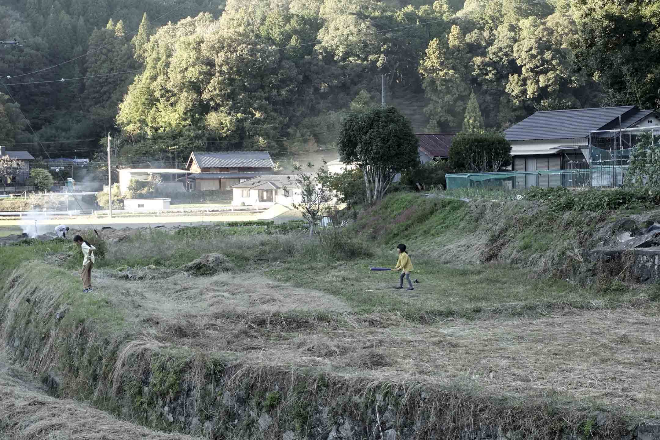 为神社的注连绳而打理的稻田,在收成过后,便成为了孩子们的游乐场。摄影:林琪香
