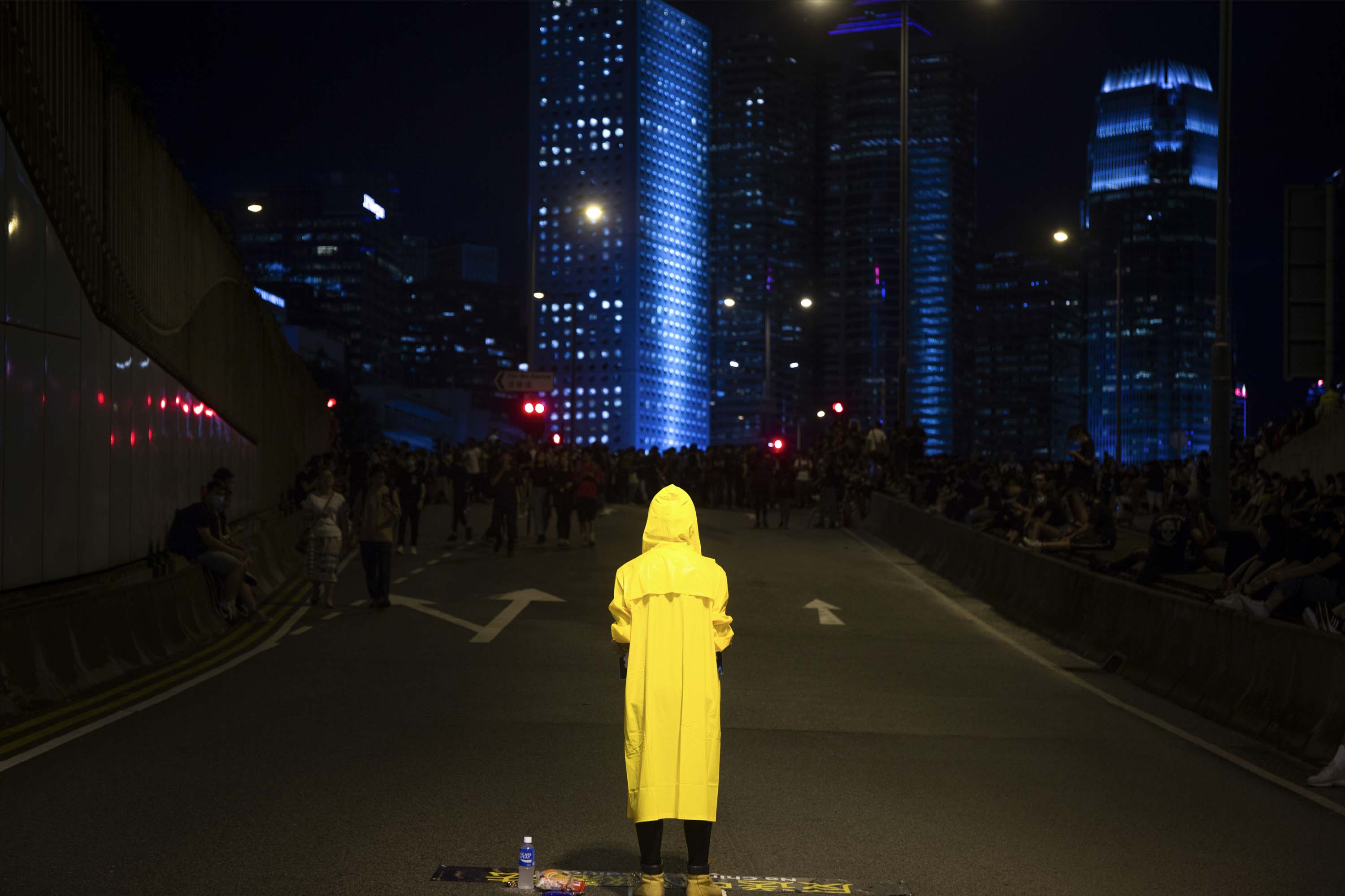 2019年6月17日,反修例運動示威者包圍特首辦,有人穿上黃雨衣,以悼念於太古廣場平台抗議而死的示威者。攝:陳焯煇/端傳媒