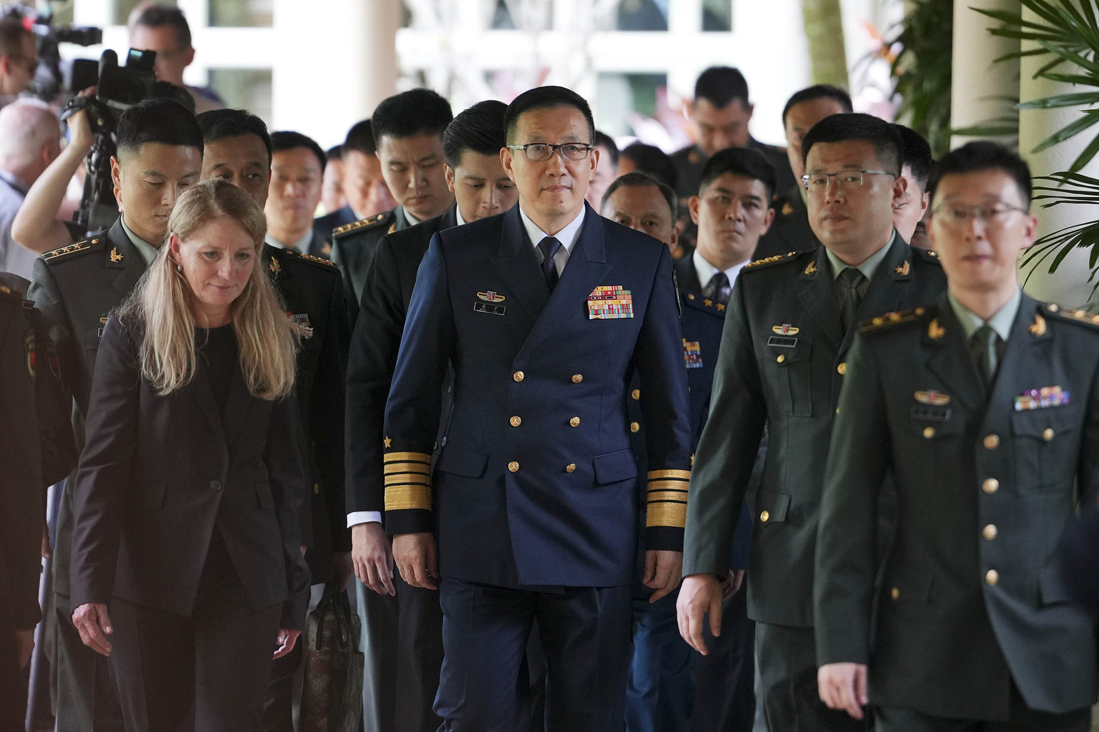 2024年5月31日,2024香格里拉對話會期間,中國國防部部長董軍(中)在與美國國防部長奧斯汀(Lloyd Austin)會晤後離場。攝:Vincent Thian/AP/達志影像