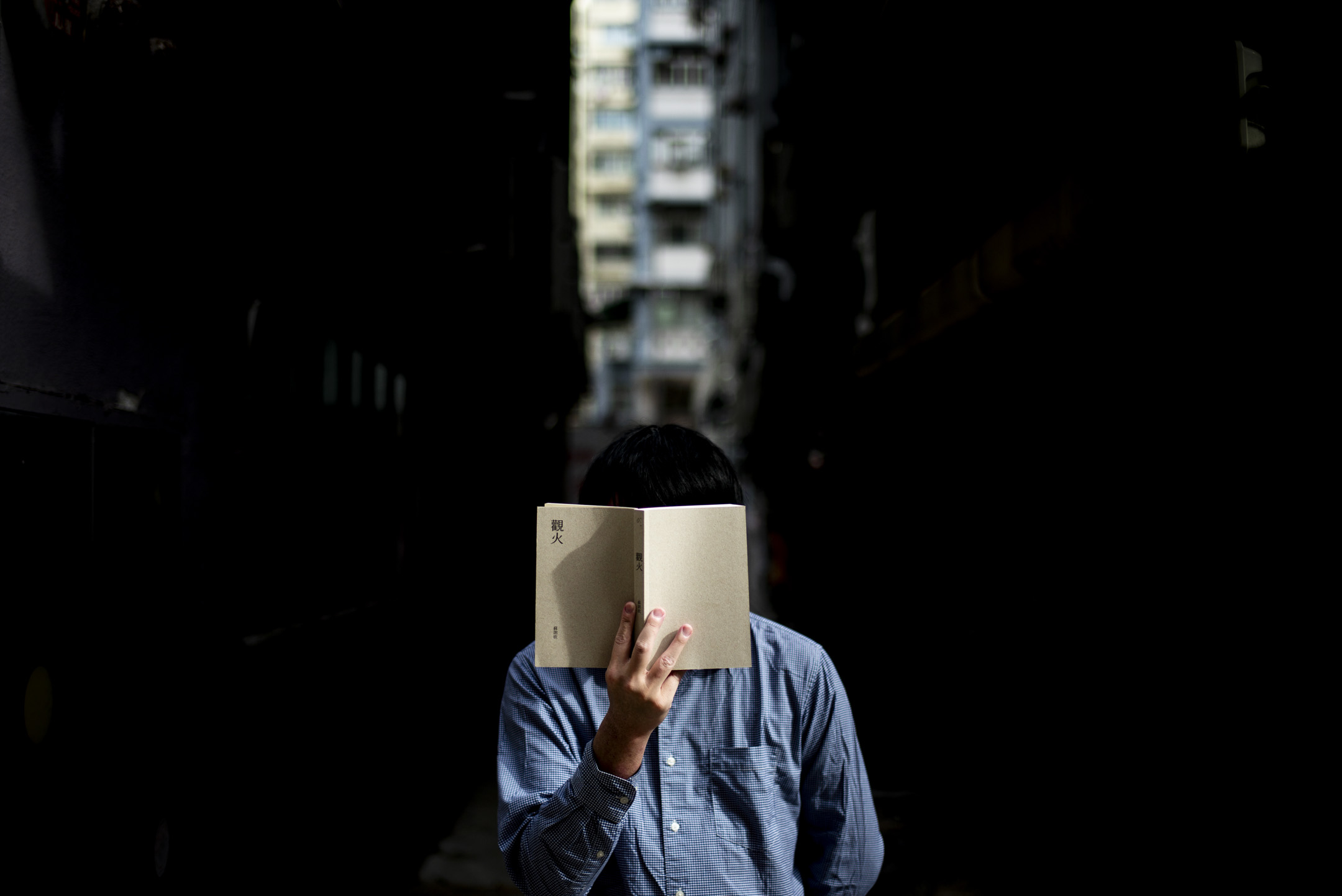 Bret(化名)讀書,讀歷史,明白社會運動會經歷跌宕的過程。攝:林振東/端傳媒