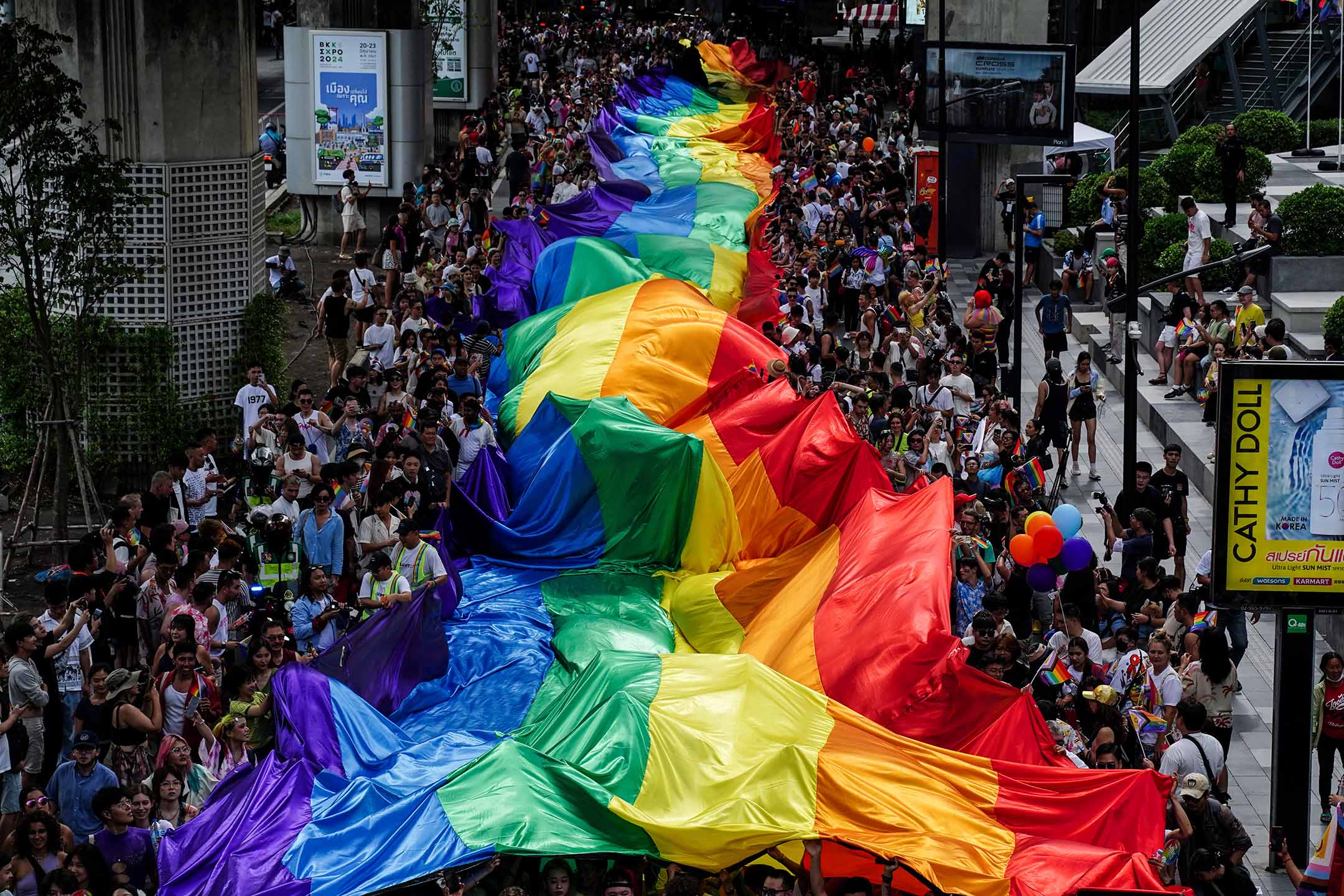 2024年6月1日,泰國曼谷,人們舉著一面巨大的彩虹旗參加 LGBTQ+ 遊行,紀念驕傲月慶祝活動。攝:Anusak Laowilas/NurPhoto via Getty Images