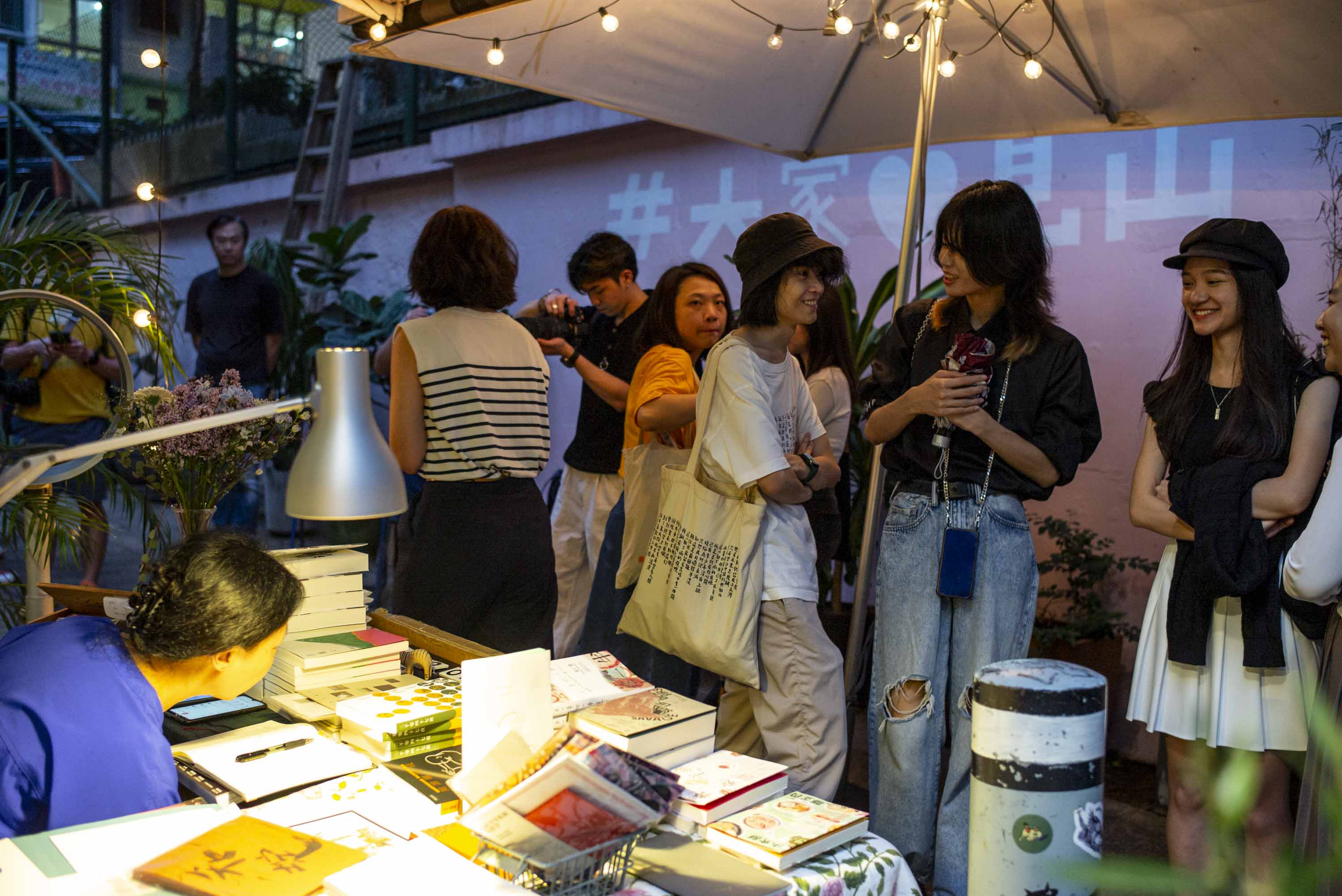 2024年3月31日,香港獨立書店「見山書店」結業,當日有近百人送別 。攝:林振東/端傳媒