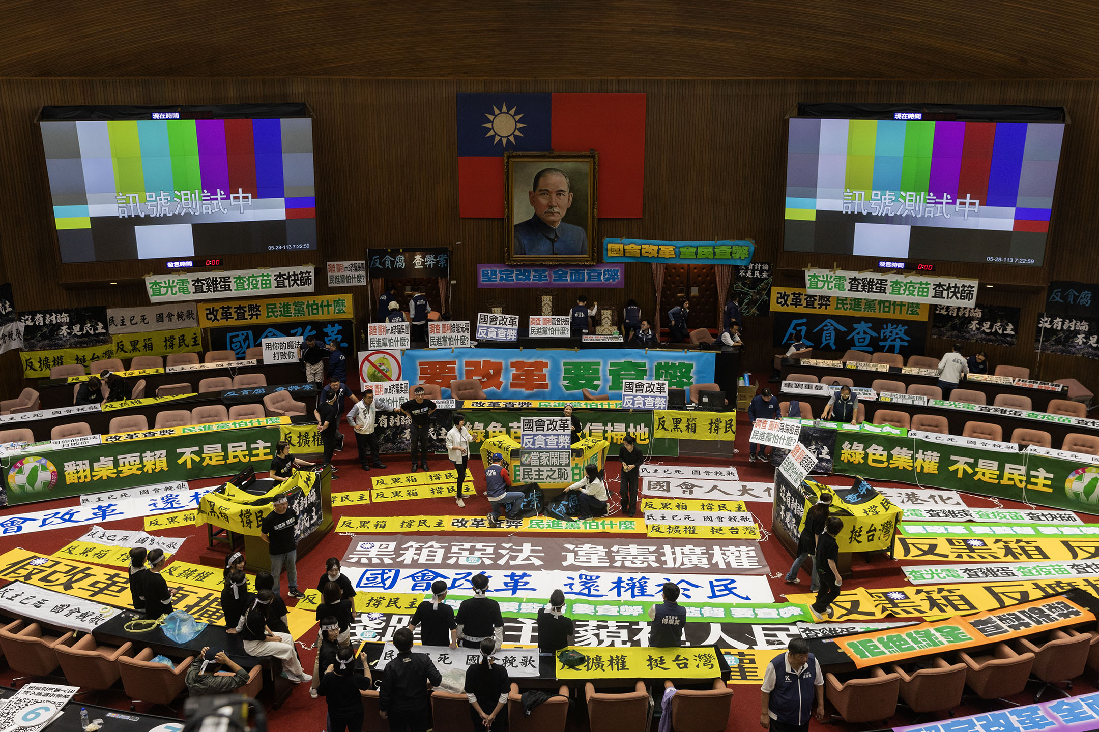 2024年5月28日,台北,立法院內審議國會改革法案。攝:陳焯煇/端傳媒