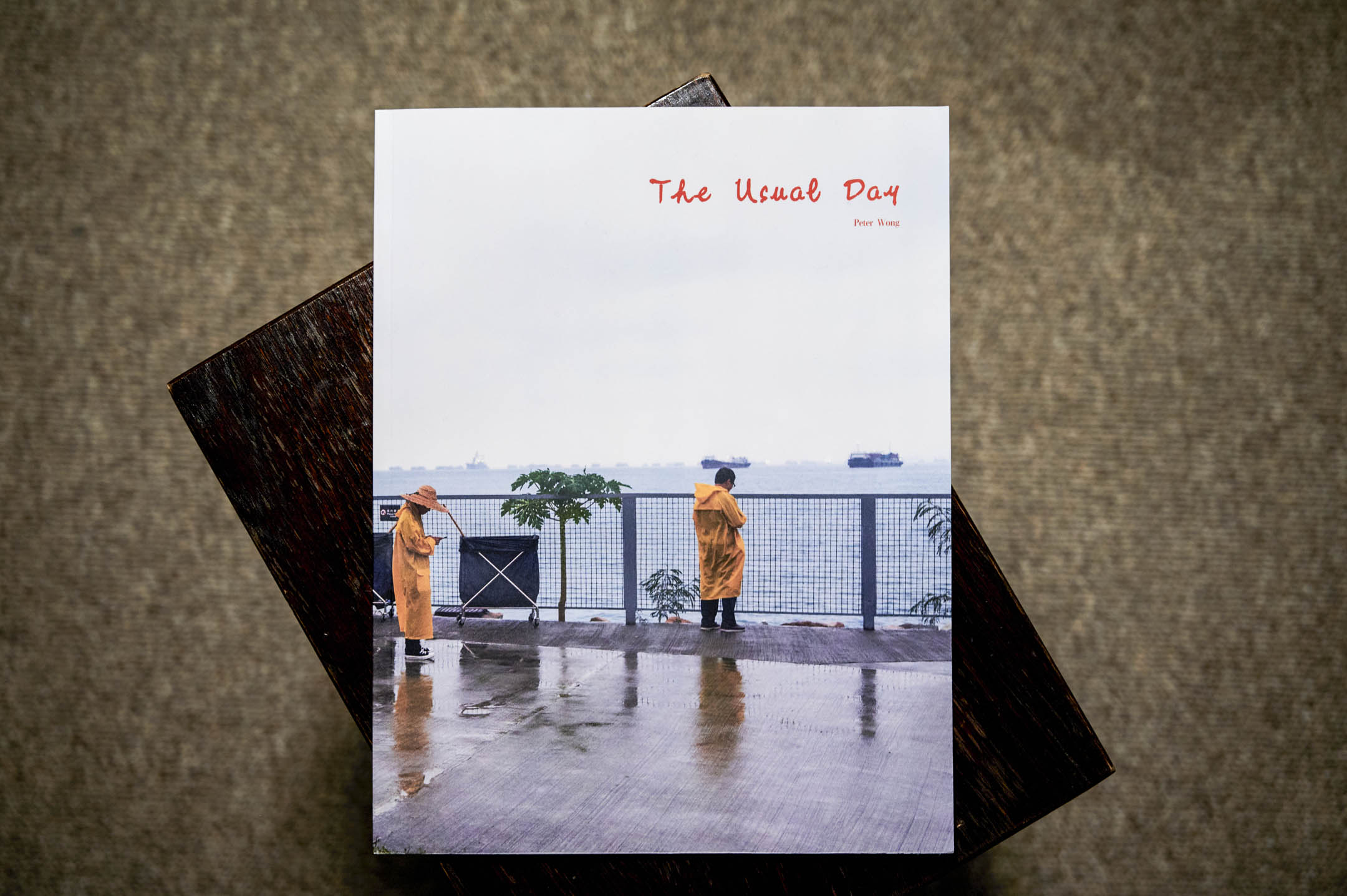 攝影師 Peter 在英國印製自己關於香港城市空間的攝影集《The Usual Day》。攝影:Peter Wong