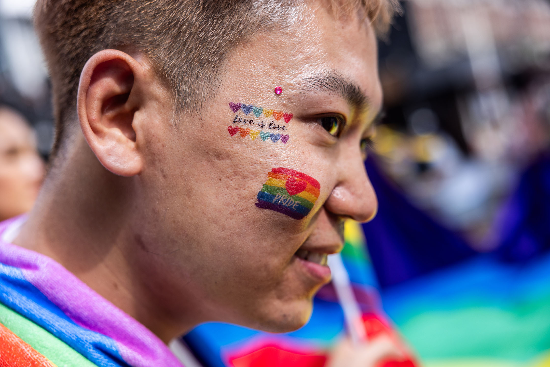 2024年6月1日,泰國曼谷,一名男子在驕傲遊行期間臉上印有LGBTQ+的圖案。攝:Lauren DeCicca/Getty Images