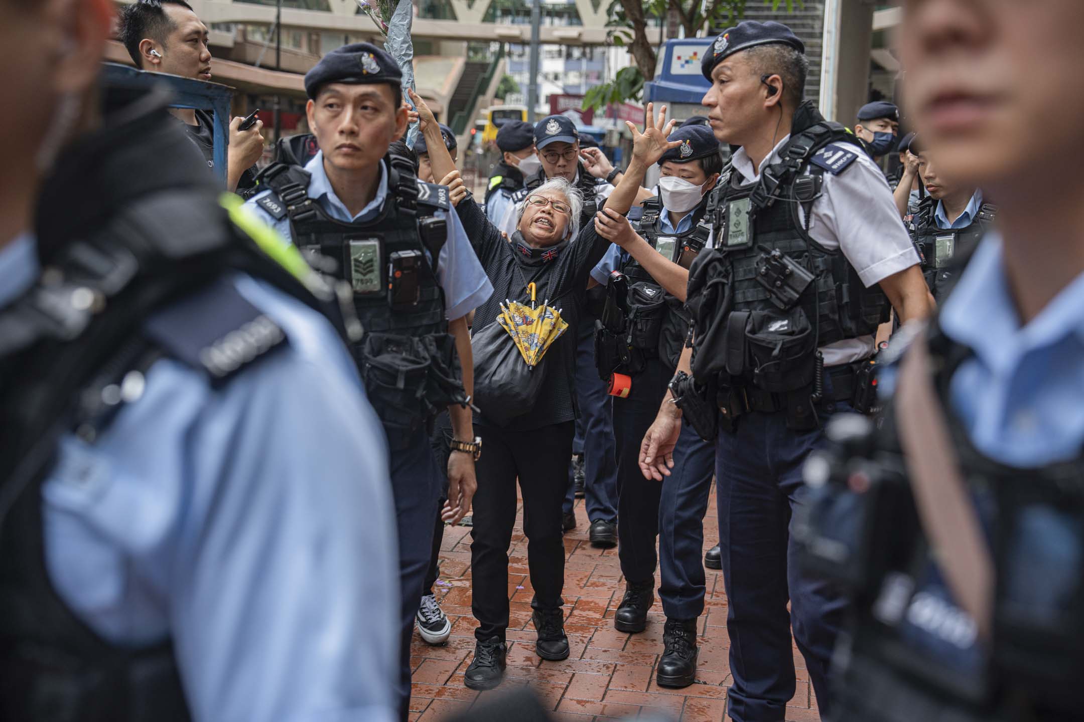 2024年6月4日,黄婆婆在铜锣湾被警察拘捕。摄:Leung Man Hei /EPA/达志影像