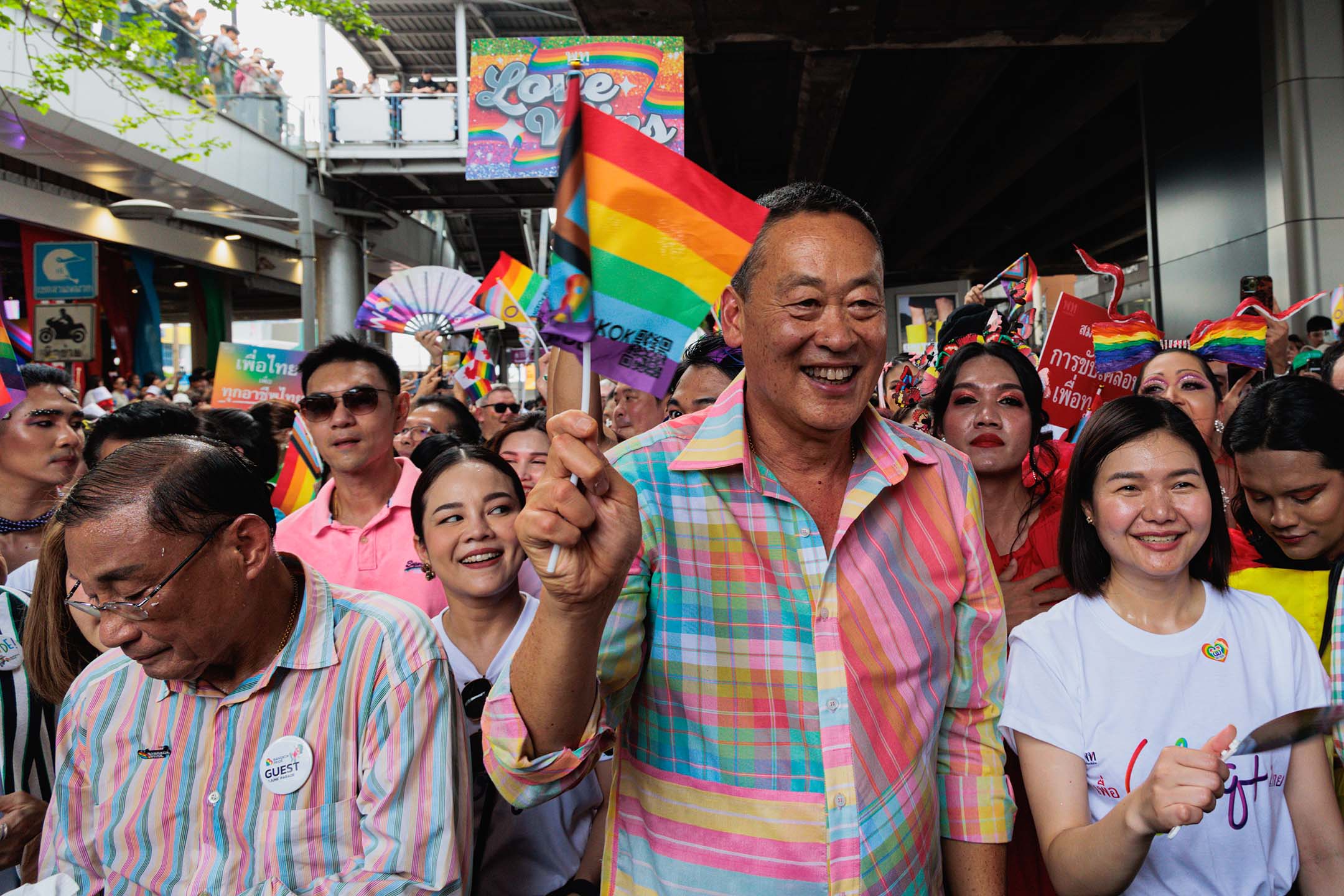 2024年6月1日,泰國曼谷,總理Srettha Thavisin(中)參加驕傲遊行期間揮舞著彩虹旗。攝:Varuth Pongsapipatt/SOPA Images/LightRocket via Getty Images