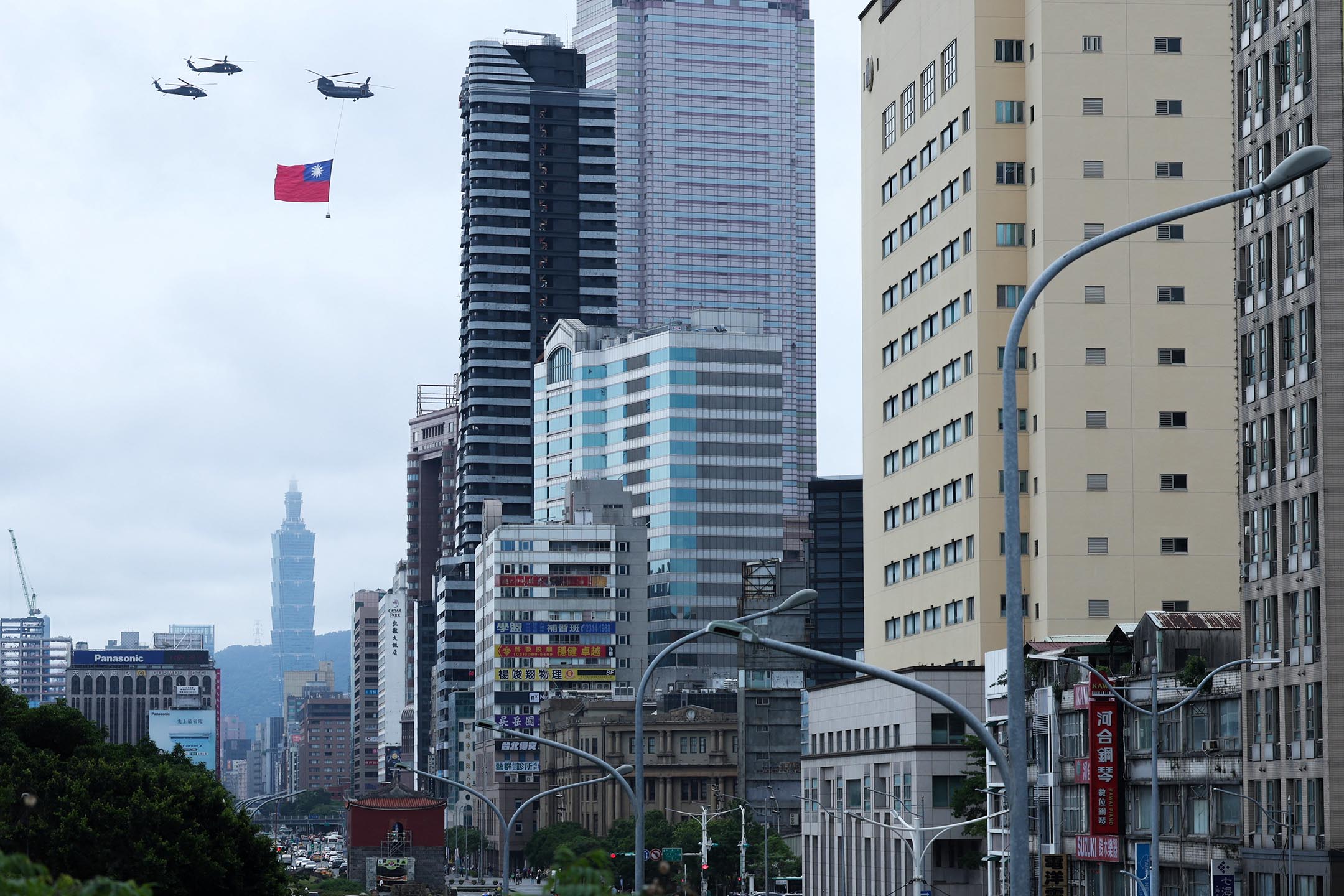 2024年5月20日,台北,賴清德就職典禮期間,直升機帶著國旗飛過城市上空。攝:Ann Wang/Reuters/達志影像