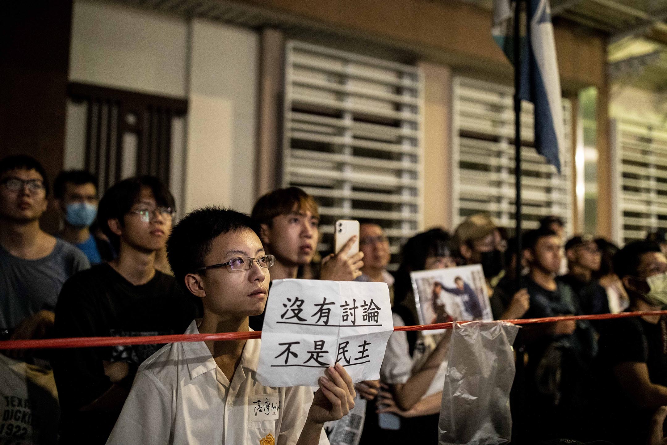 2024年5月24日,台北,立法院審議國會改革法案,立法院外有民衆集會。攝:陳焯煇/端傳媒