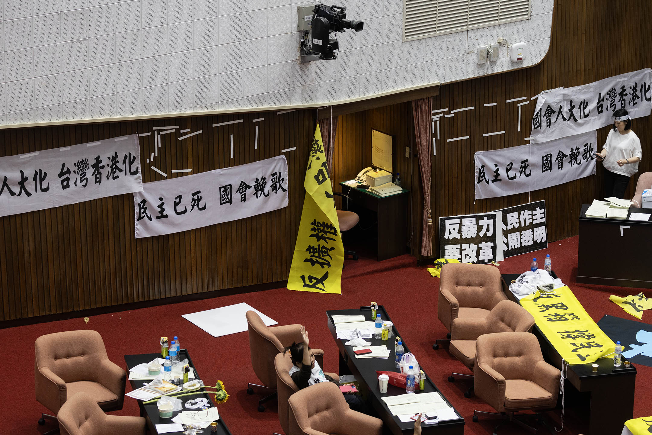 2024年5月24日,台北,立法院繼續處理國會改革法案,立法院議場掛滿布條。攝:陳焯煇/端傳媒