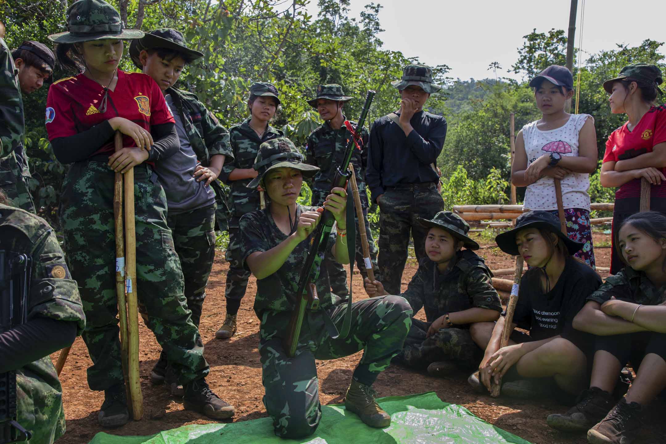 2022年5月28日,克倫尼民族防衛軍第5營的女兵在克倫尼邦德莫索接受軍事訓練。攝影:Myo Satt Hla Thaw