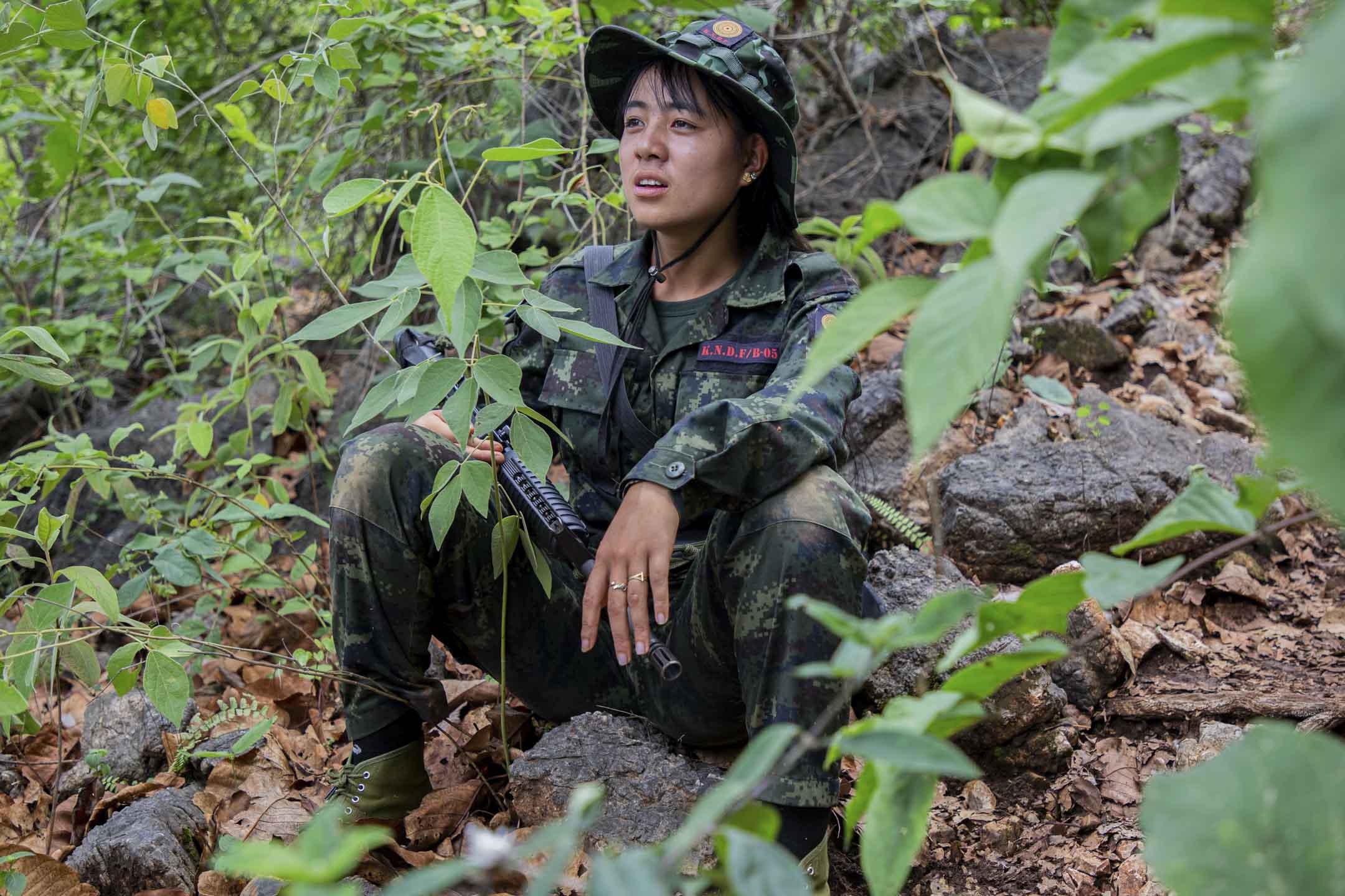 2022年7月12日,克倫尼民族保衛軍(KNDF)第5營的女軍人在德莫索前線參加狙擊行動。攝影:Myo Satt Hla Thaw