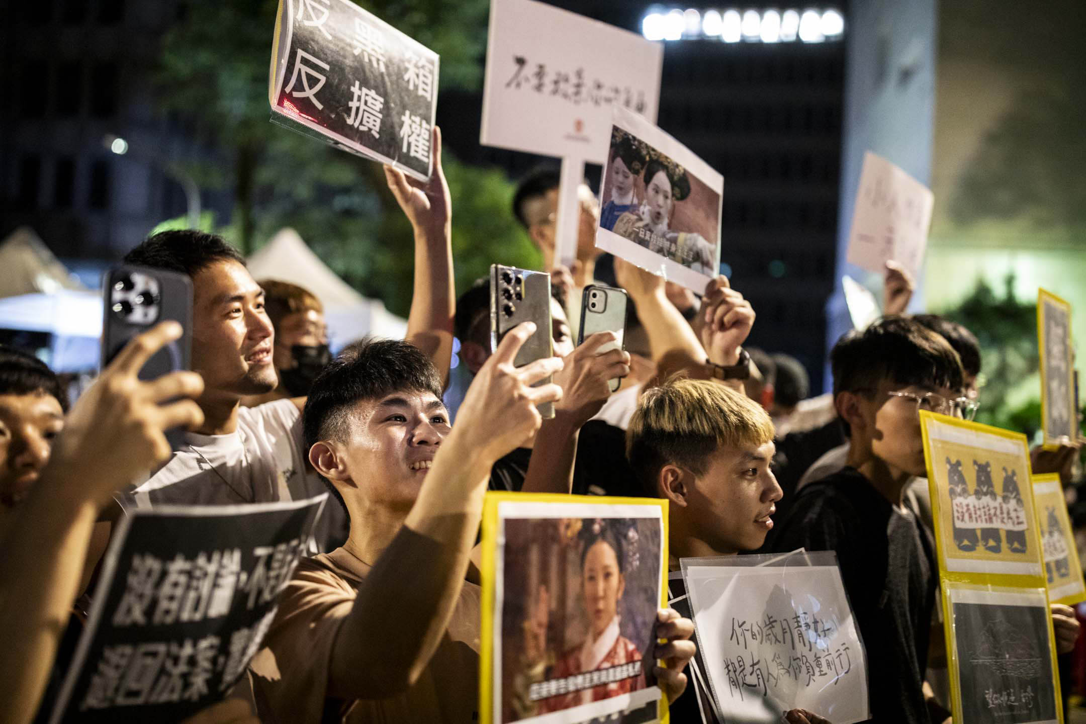 2024年5月24日,台北,立法院繼續處理國會改革法案,示威者在立法院外集會。攝:林振東/端傳媒