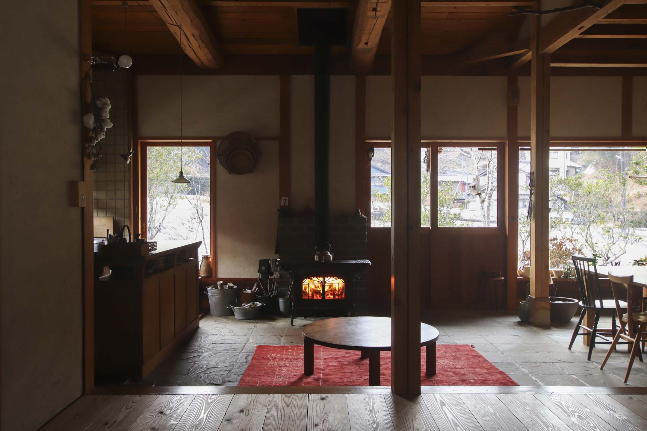 一团炉火,用来暖身、暖房子、烘衣服、烧水、煮食、烤地瓜与苹果。使用了薪火炉后,他们更感恩火的存在。摄影:东畑贤治