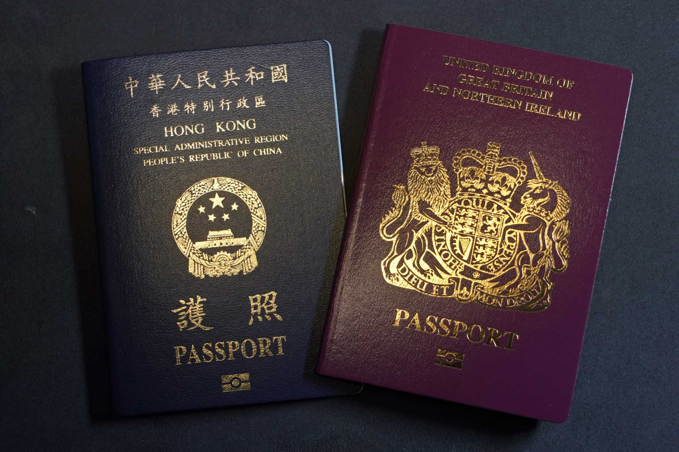 英国国民海外护照(BNO)及香港特区护照。摄:Kin Cheung/AP/达志影像