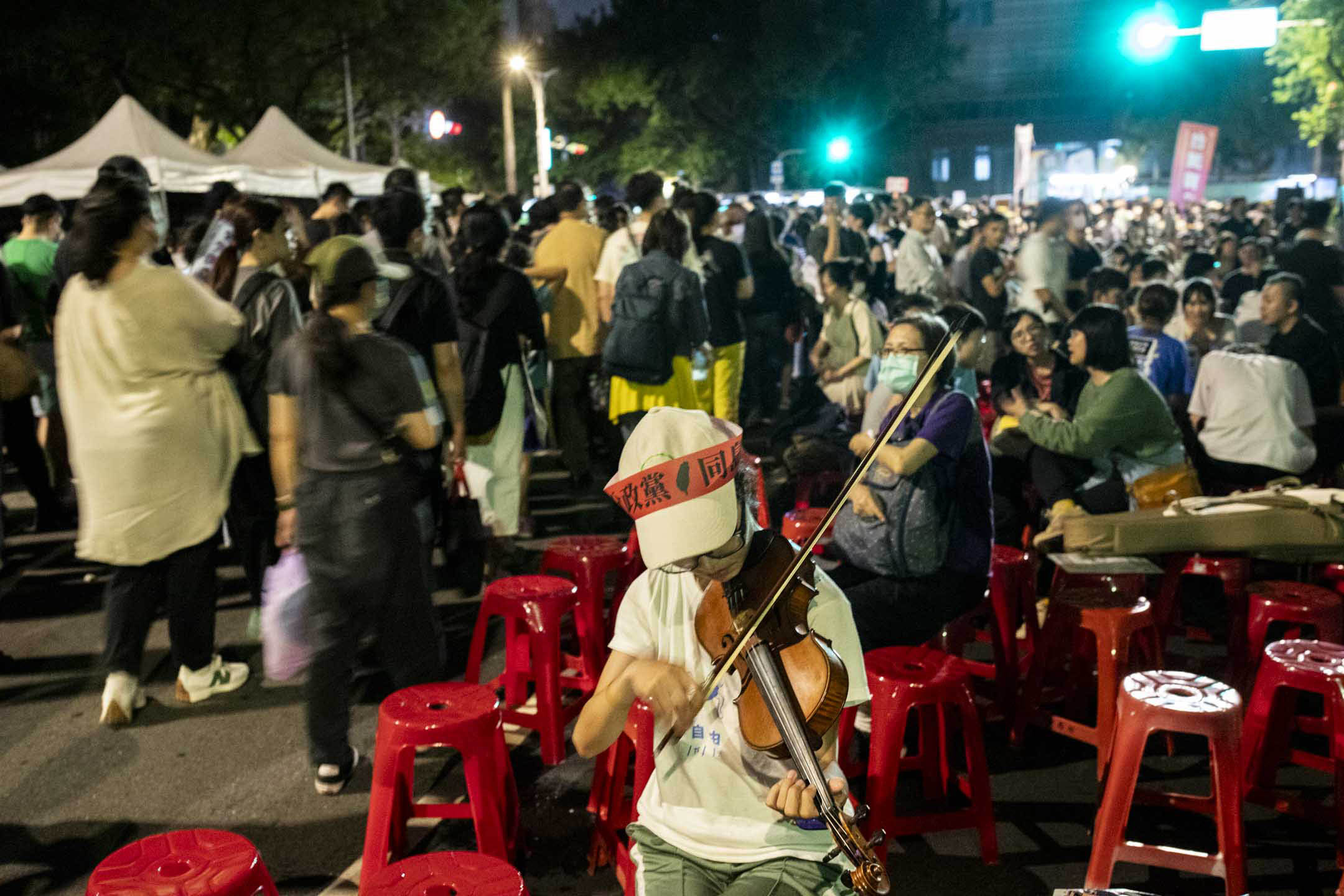 2024年5月24日,台北,立法院繼續處理國會改革法案,示威者在立法院外集會。攝:林振東/端傳媒