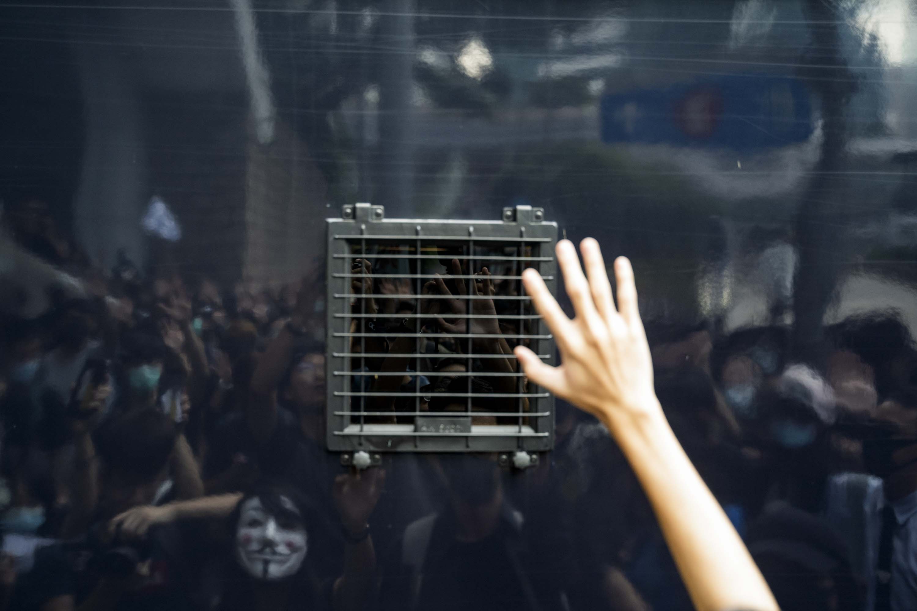 2019年10月9日,「旺角騷亂案」梁天琦等三人上訴案在香港高等法院審理,囚車離開法院時數百市民聲援。 攝:劉子康/端傳媒