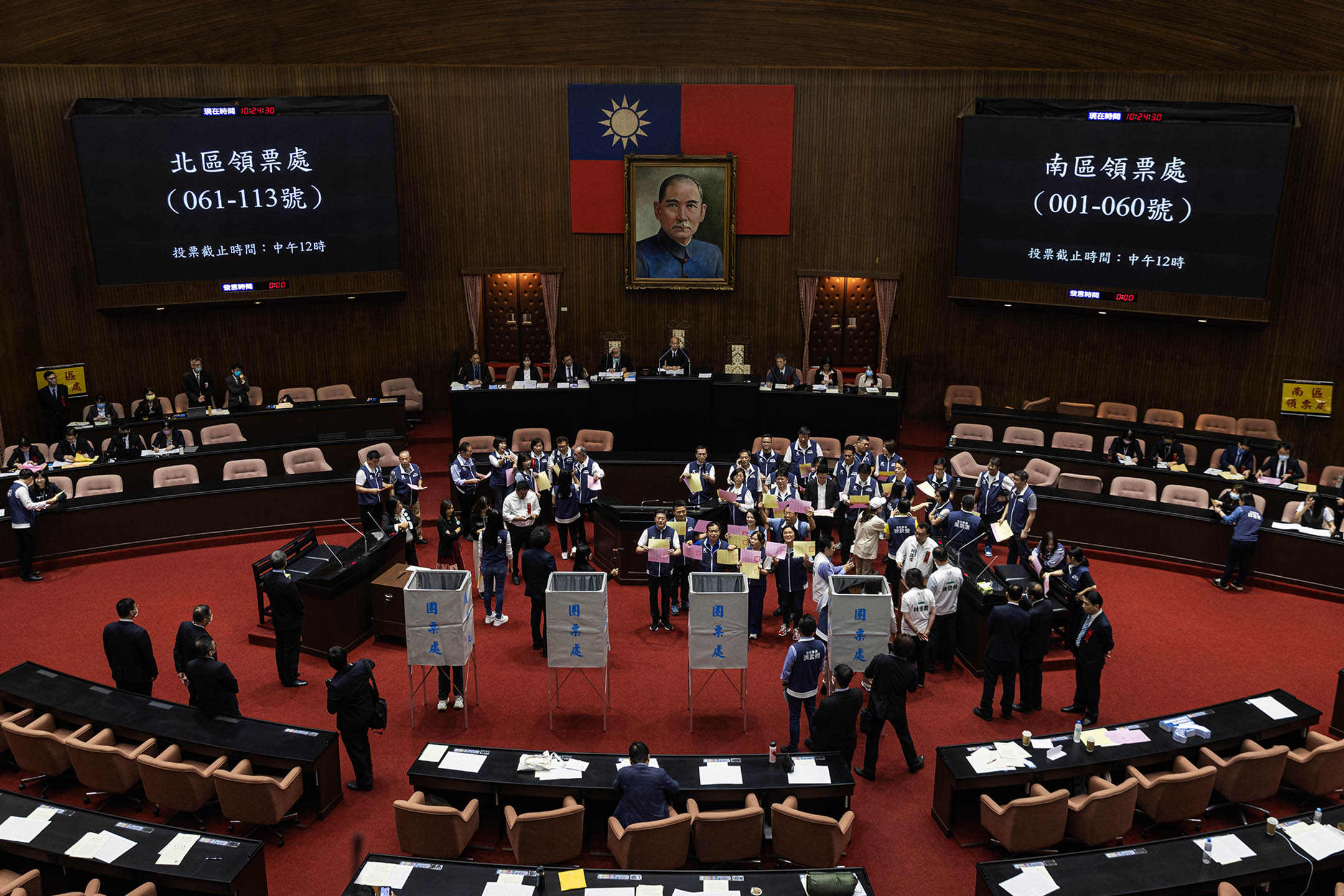 2024年6月21日，台北，立法院表决行政院对国会职权修法所提的覆议案。摄：陈焯煇/端传媒