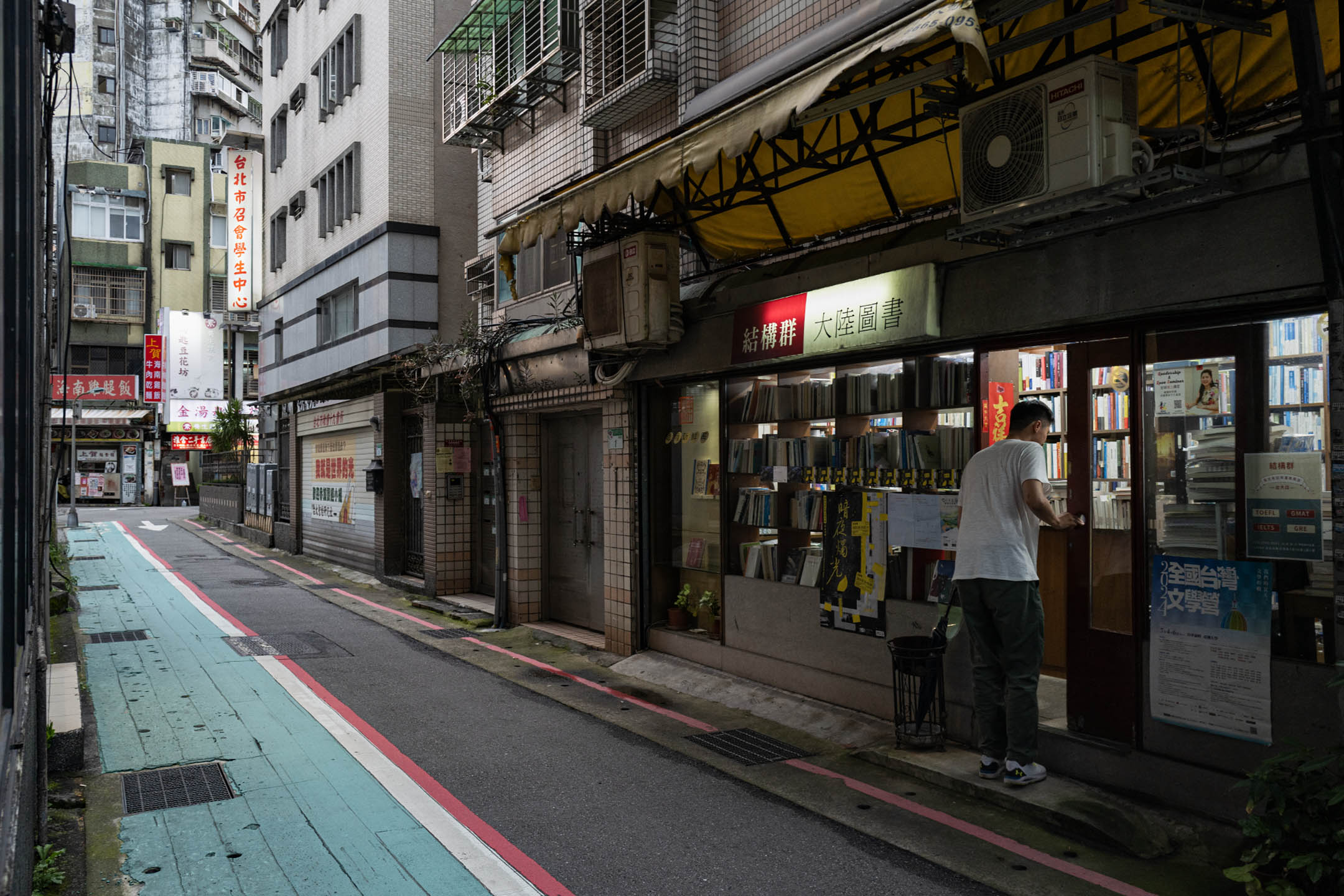 从唐山书店现址走出去,转角处,以前有一个老头子摆了个小书摊,就像‘明星咖啡馆’楼下的周梦蝶一样。摄:陈焯煇/端传媒