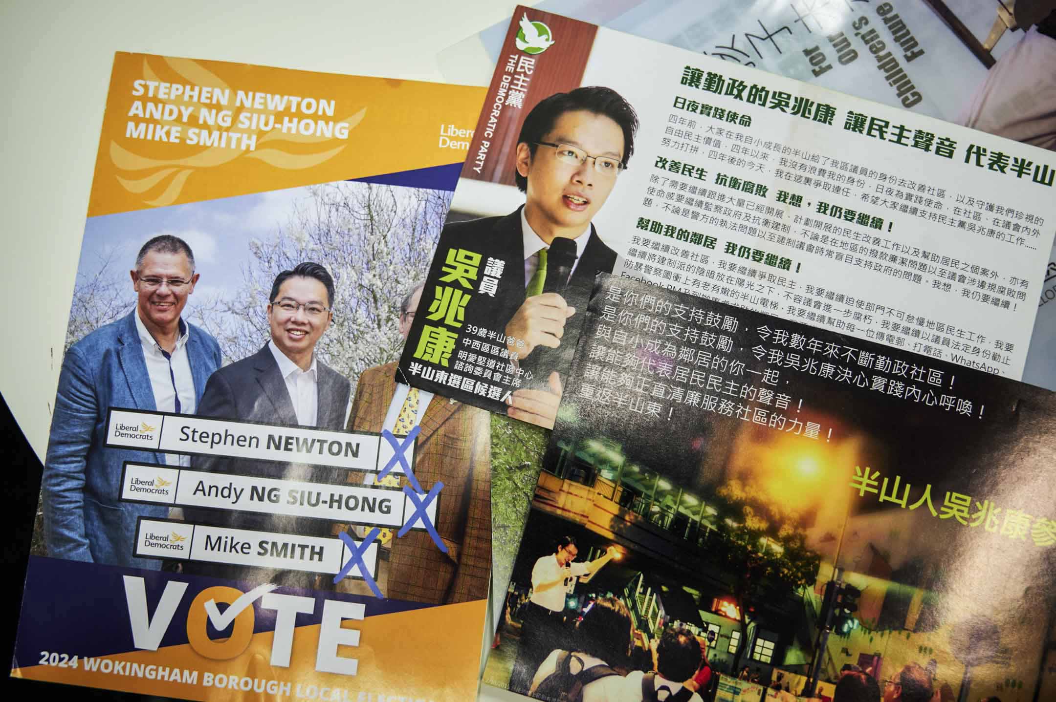 吳兆康在英國參選與以前在港參政的宣傳政綱單張。攝:ST Wong/端傳媒