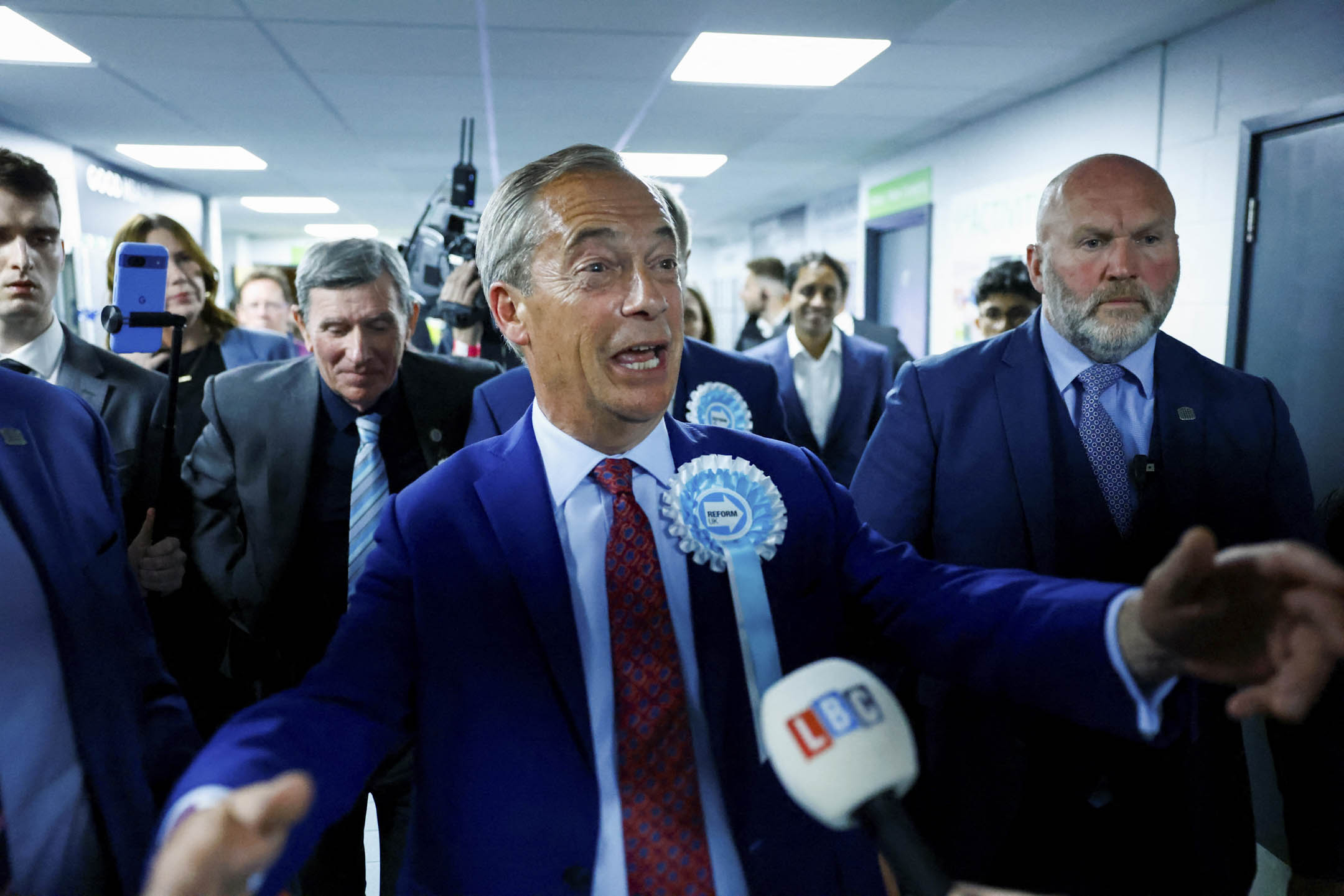 2024年7月5日,英國改革黨黨魁兼創辦人Nigel Farage 在濱海克拉克頓舉行的英國大選中贏得第一個議會席位後向媒體發表講話。攝:Clodagh Kilcoyne/Reuters/達志影像