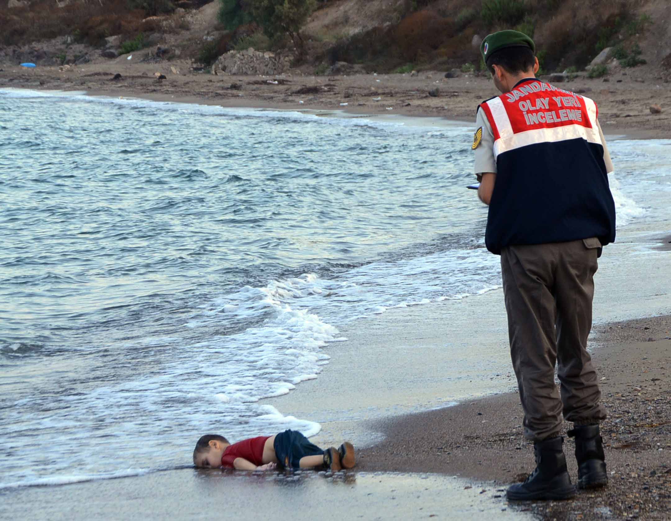 2015年9月2日,敘利亞三歲男孩 Aylan Kurdi 於地中海溺亡後,伏屍土耳其海灘。 照片成為全球新聞的頭條,促使國際認真應對難民危機,歐洲國家暫時對難民採取較開放態度。攝:Nilufer Demir/DHA via AP/達志影像