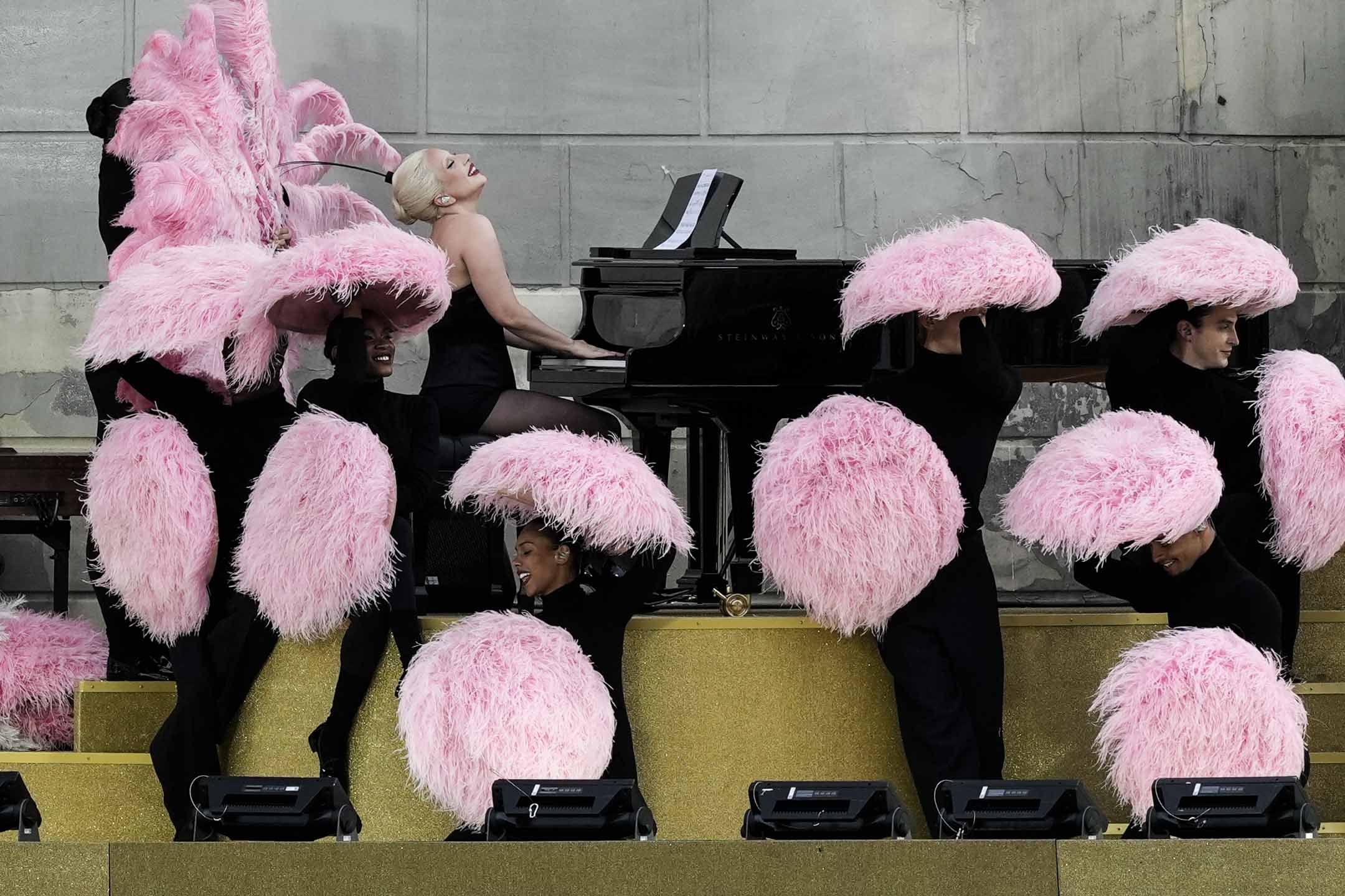 2024年7月26日,Lady Gaga 在巴黎奥运开幕典礼上表演。摄:Luca Bruno/AP/达志影像