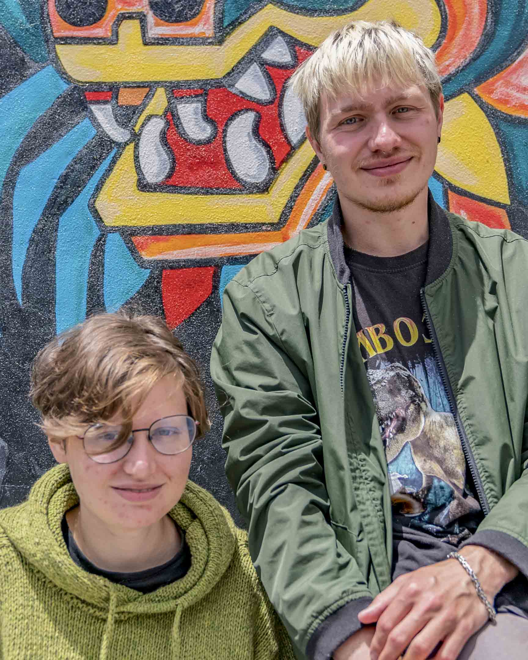 2024年5月23日,在墨西哥蒂華納市,來自俄羅斯的 Yan 和 Nikolai 在為 LGBTQ 移民提供庇護的機構「陽光之家」等待美國移民面談。攝影:Mengyu Dong
