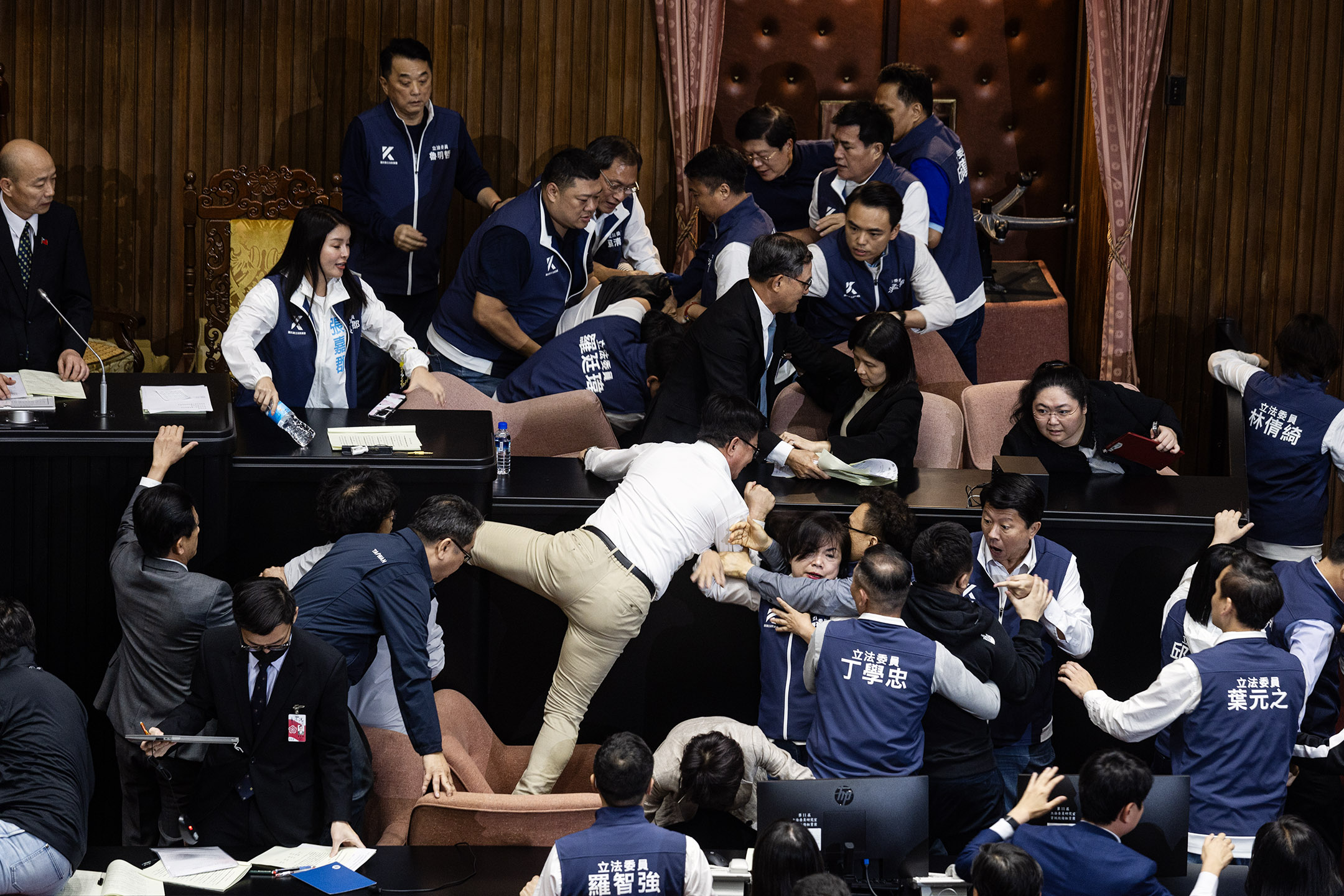 2024年5月17日,台北,國會改革法案在立法院力拼三讀,國民黨立委跟民進黨立委於議場表決期間爆發衝突。攝:陳焯煇/端傳媒