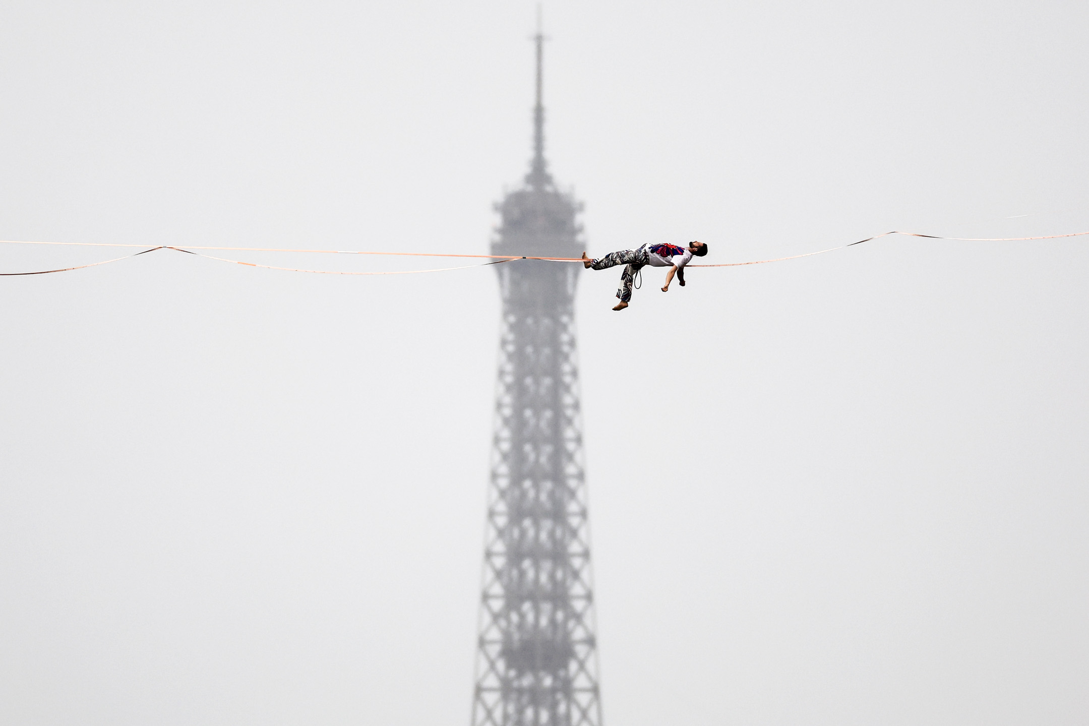 2024年7月26日,走钢丝运动员 Nathan Paulin 在高空绳索上表演。摄:Buda Mendes/Getty Images