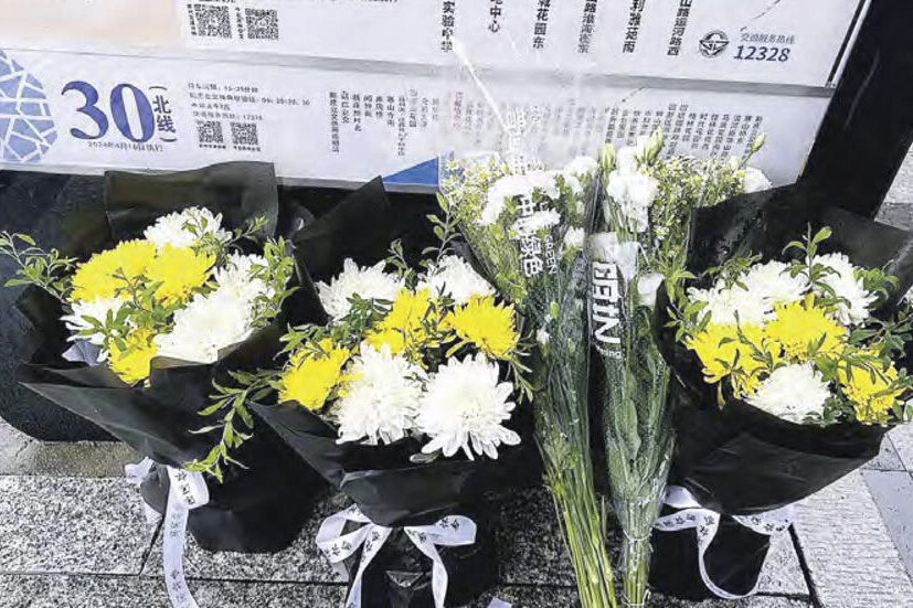 蘇州市居民胡友平試圖阻止嫌疑人在校車襲擊兩名日本公民,過程中受傷不幸身亡,市民送花悼念。網上圖片