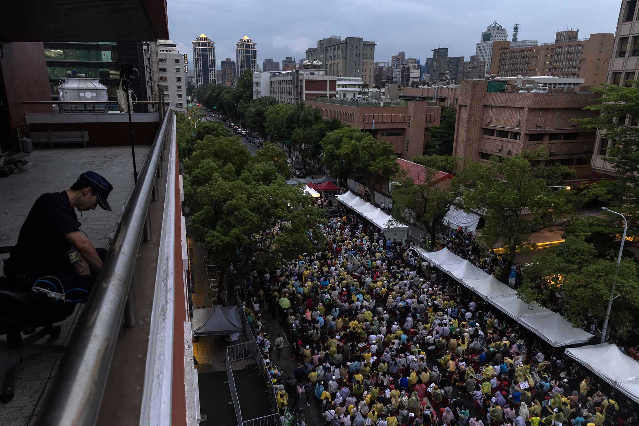 2024年5月24日,台北,立法院審議國會改革法案,立法院外的民眾集會。攝:陳焯煇/端傳媒